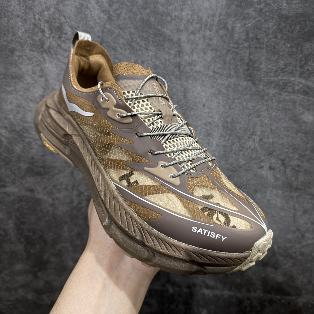 图片[3]-【公司级】Satisfy x  HOKA ONE ONE 百搭简约防滑耐磨低帮跑步鞋 联名配色 球鞋继承了HOKA的经典越野鞋型MAFATE SPEED 4的设计，更在此基础上进行了创新和提升，使得它既适合户外越野跑，又充满了时尚潮流的元素。它的半透明鞋面设计，不仅让鞋身看起来更加轻便，而且提供了良好的透气性。而保护性的防撕裂尼龙面料，则确保了在复杂地形中的耐用性。这样的设计，让人在享受奔跑的同时，也能感受到鞋底带来的舒适。双层ProFly™中底的使用，是这款鞋的另一个亮点。这种中底材质，提供了卓越的缓震性能，无论是在崎岖的山路上，还是在平坦的道路上，都能给跑者带来稳定的支撑。而VIBRAM MEGAGRIP®及LITEBASE®大底的搭载，更是让这款鞋在保持高抓地力的同时，减轻了鞋底的重量，使得每一步跑动都轻盈如飞。SIZE：36 36.5 37.5 38 38.5 39 40 40.5 41 42 42.5 43 44 44.5 45 46 编码：NM270290-莆田鞋批发中心