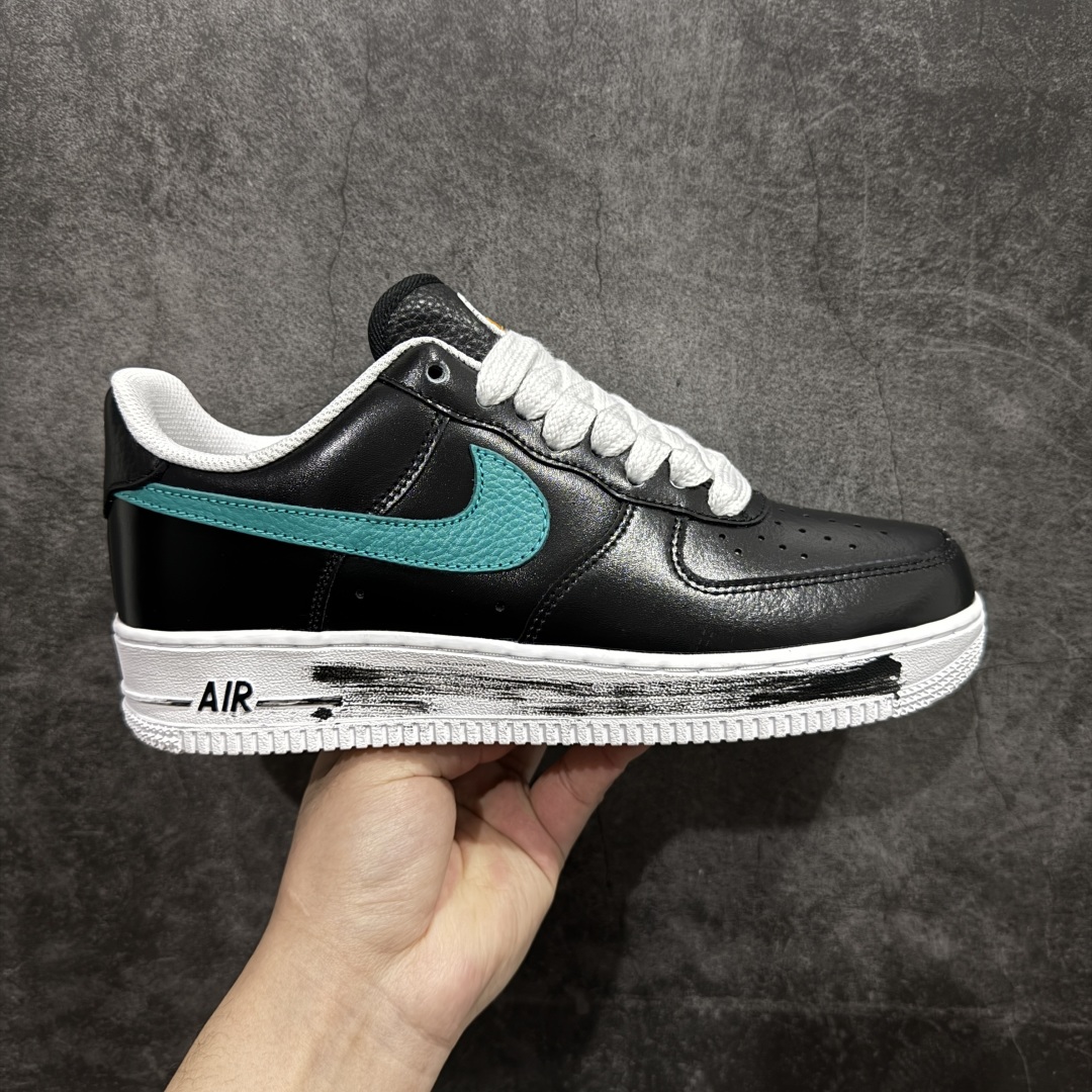 【XP纯原】PEACEMINUSONE x NK AIR FORCE 1\”PARA-NOISE \”权志龙联名空军一号低帮 权志龙小雏菊3.0 货号：AQ3692-004n市场顶级纯原 xp原厂出品n正确彩喷3D打印图案颜色原厂皮料图案裁片定位正确原盒原配件热风吹 镊子起皮方式 穿久也可自然脱落 正确原盒原标 内置芯片 原装配件 原包装纸 颇有几分前作反转配色的意思，整双鞋以白色为主打，Swoosh、鞋带以及中底涂漆等细节采用黑色点缀，营造出视觉色差。鞋面与前作一样，暗藏刮刮乐设计，刮开后是极具艺术气息的涂鸦元素SIZE： 40 40.5 41 42 42.5 43 44 44.5 45 46 47.5 48.5 编码：Xp360380-莆田鞋批发中心