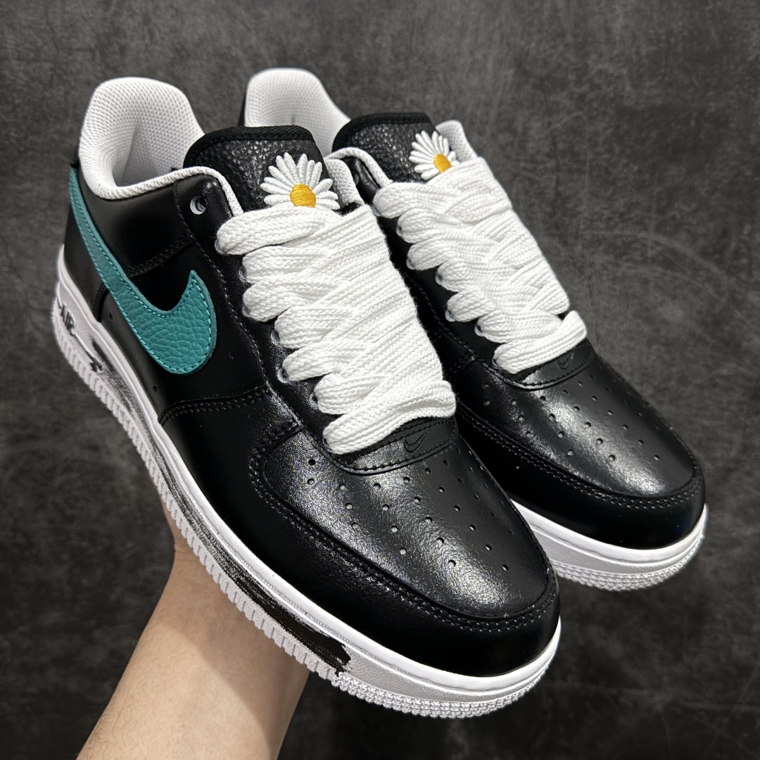 【XP纯原】PEACEMINUSONE x NK AIR FORCE 1\”PARA-NOISE \”权志龙联名空军一号低帮 权志龙小雏菊3.0 货号：AQ3692-004n市场顶级纯原 xp原厂出品n正确彩喷3D打印图案颜色原厂皮料图案裁片定位正确原盒原配件热风吹 镊子起皮方式 穿久也可自然脱落 正确原盒原标 内置芯片 原装配件 原包装纸 颇有几分前作反转配色的意思，整双鞋以白色为主打，Swoosh、鞋带以及中底涂漆等细节采用黑色点缀，营造出视觉色差。鞋面与前作一样，暗藏刮刮乐设计，刮开后是极具艺术气息的涂鸦元素SIZE： 40 40.5 41 42 42.5 43 44 44.5 45 46 47.5 48.5 编码：Xp360380-莆田鞋批发中心