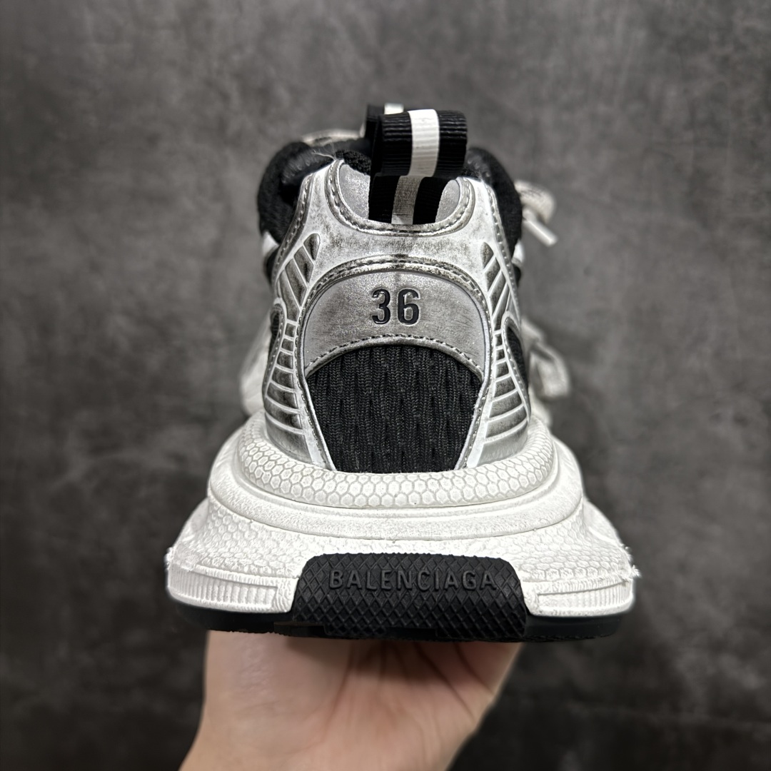 图片[4]-【XA版本】BALENCIAGA 3XL Sneakers巴黎世家十代网布系带低帮走秀复古老爹鞋全套原纸板楦头开发 最原汁原味的灵魂版型全鞋荧光划线卡点 胶水把控整洁度追求极致完美每一双都是工艺品 多重QC质检 超越公司货的品控标准实实在在的免检产品 原盒原配 正确字体电绣 粗细、位置、大小正确 侧边TPU 透气孔匹配意产原版 正确分离大底 TPU软底 原版一致大底LOGO 立体感十足 原厂皮料水洗做旧 采购原厂网纱 不含皮革 网布材料和聚氨酯 磨损效果 鞋头边缘和后帮 Balenciaga 徽标 鞋面和后跟凸印尺码 鞋舌 3XL 橡胶品牌标识和反光细节 鞋帮拉袢和鞋舌拉祥 配反光细节 备用鞋带在鞋履前侧 可在穿着前取下 便于不同造型搭配 偏大一码 尺码：35-46 编码：DF390410-莆田鞋批发中心