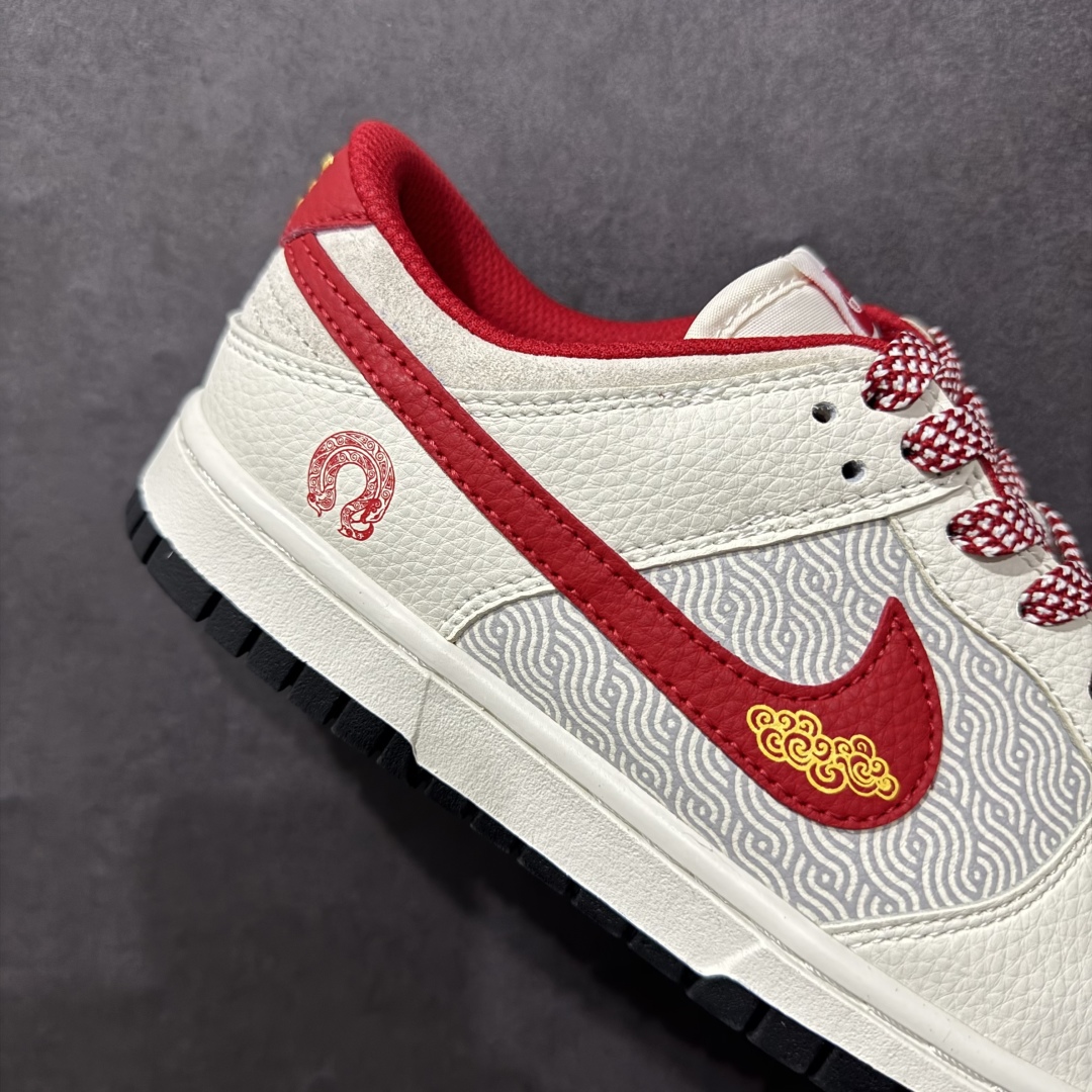 图片[6]-【定制版】 Nk SB Dunk Low 蛇年限定 祥云红勾 周年高端定制 低帮休闲板鞋rn#定制鞋盒 大厂纯原品质出货 超高清洁度 皮料切割干净无任何毛边 细节完美 r 货号：DJ2024-094 尺码：36 36.5 37.5 38 38.5 39 40 40.5 41 42 42.5 43 44 44.5 45 编码：HXS340360-莆田鞋批发中心