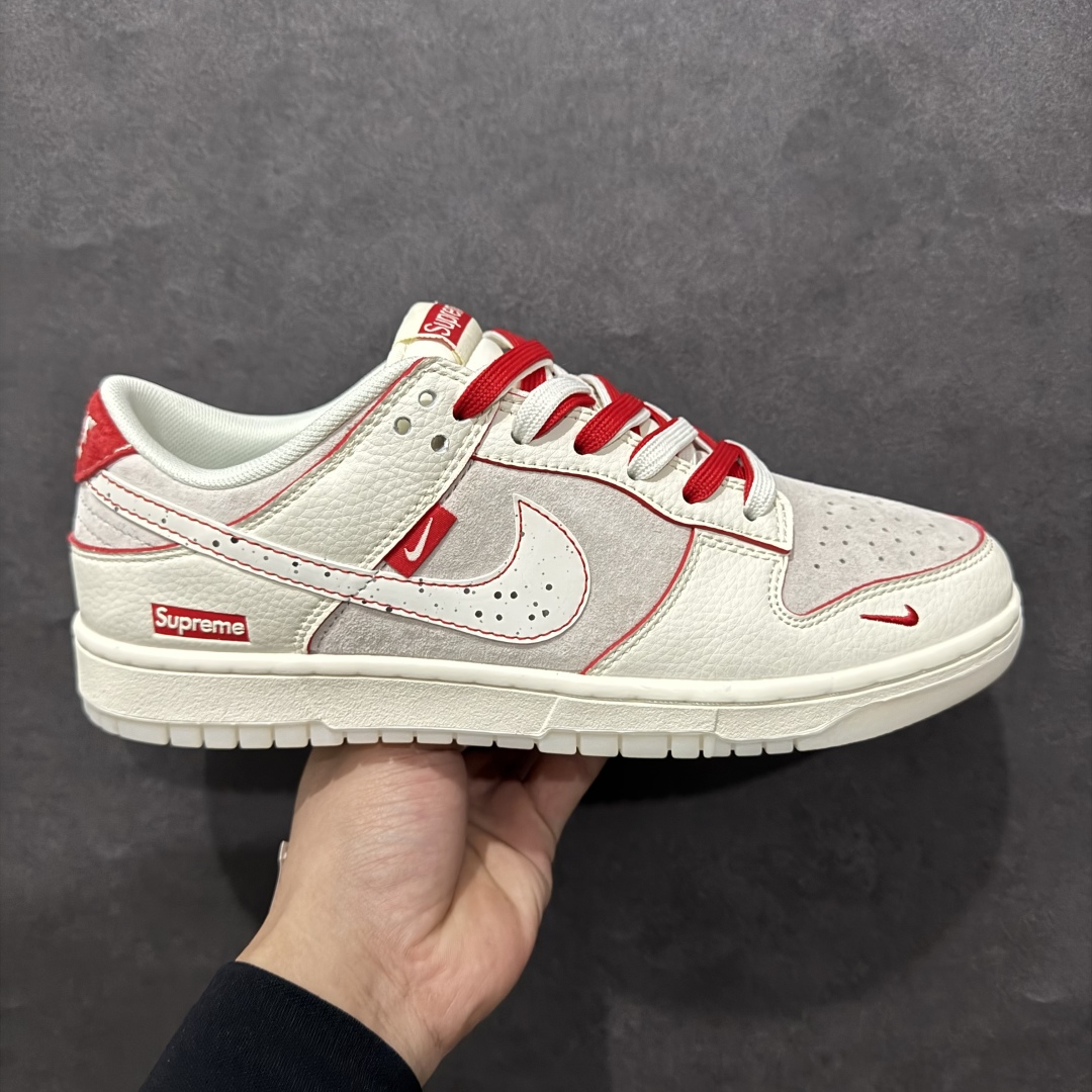 【定制版】Nike SB Dunk Low x Supreme 白红线条小钩双鞋带n纯原大厂出品 极力推荐n原装头层材料 独家版型蒸餾加工n帶來的是更好的视觉和脚感体验n大厂纯原品质出货 清洁度 电绣工艺皮料切割干净无任何毛边 细节完美 官方货号：DM6868 033 尺码：36 36.5 37.5 38 38.5 39 40 40.5 41 42 42.5 43 44 44.5 45  编码：HXS340360-莆田鞋批发中心