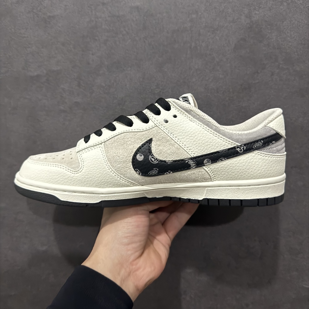 图片[2]-【定制版】Nk SB Dunk Low 斯图西联名 米黑花勾 周年高端定制 低帮休闲板鞋rn#定制鞋盒 大厂纯原品质出货 超高清洁度 皮料切割干净无任何毛边 细节完美货号：DJ2024-055r 尺码：36 36.5 37.5 38 38.5 39 40 40.5 41 42 42.5 43 44 44.5 45 编码：HXS340360-莆田鞋批发中心