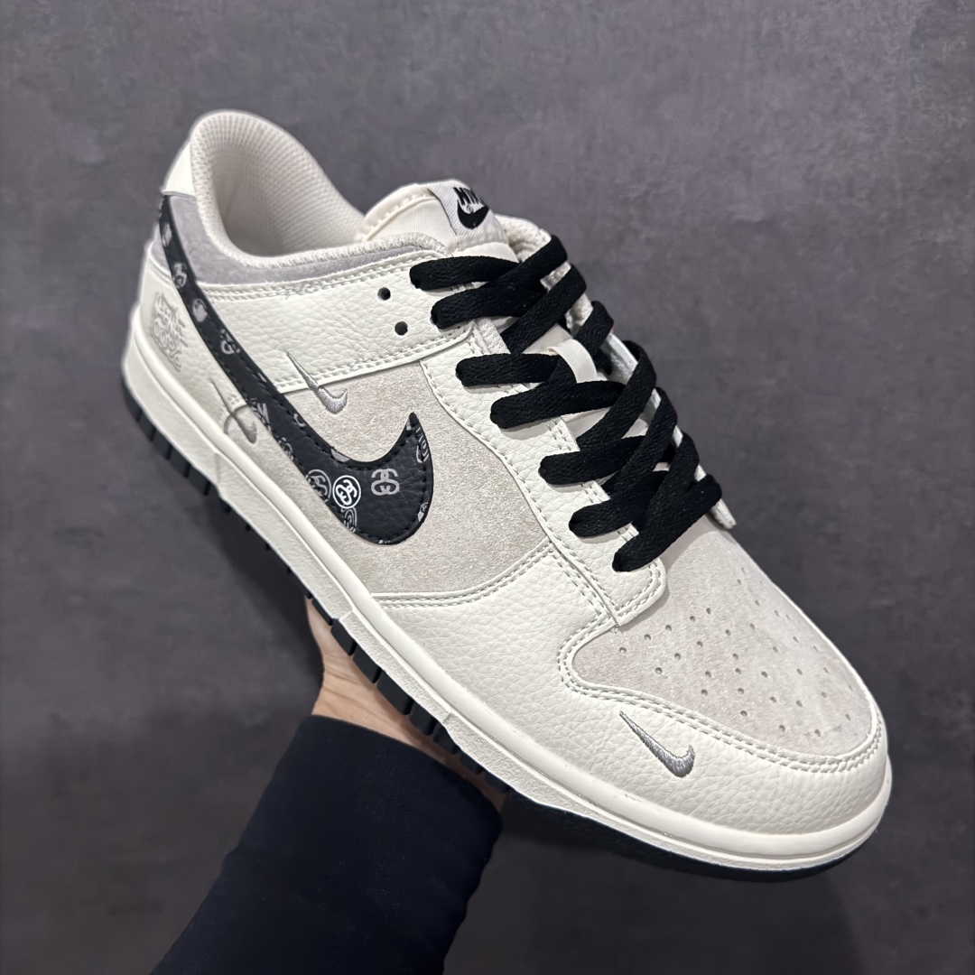 图片[3]-【定制版】Nk SB Dunk Low 斯图西联名 米黑花勾 周年高端定制 低帮休闲板鞋rn#定制鞋盒 大厂纯原品质出货 超高清洁度 皮料切割干净无任何毛边 细节完美货号：DJ2024-055r 尺码：36 36.5 37.5 38 38.5 39 40 40.5 41 42 42.5 43 44 44.5 45 编码：HXS340360-莆田鞋批发中心