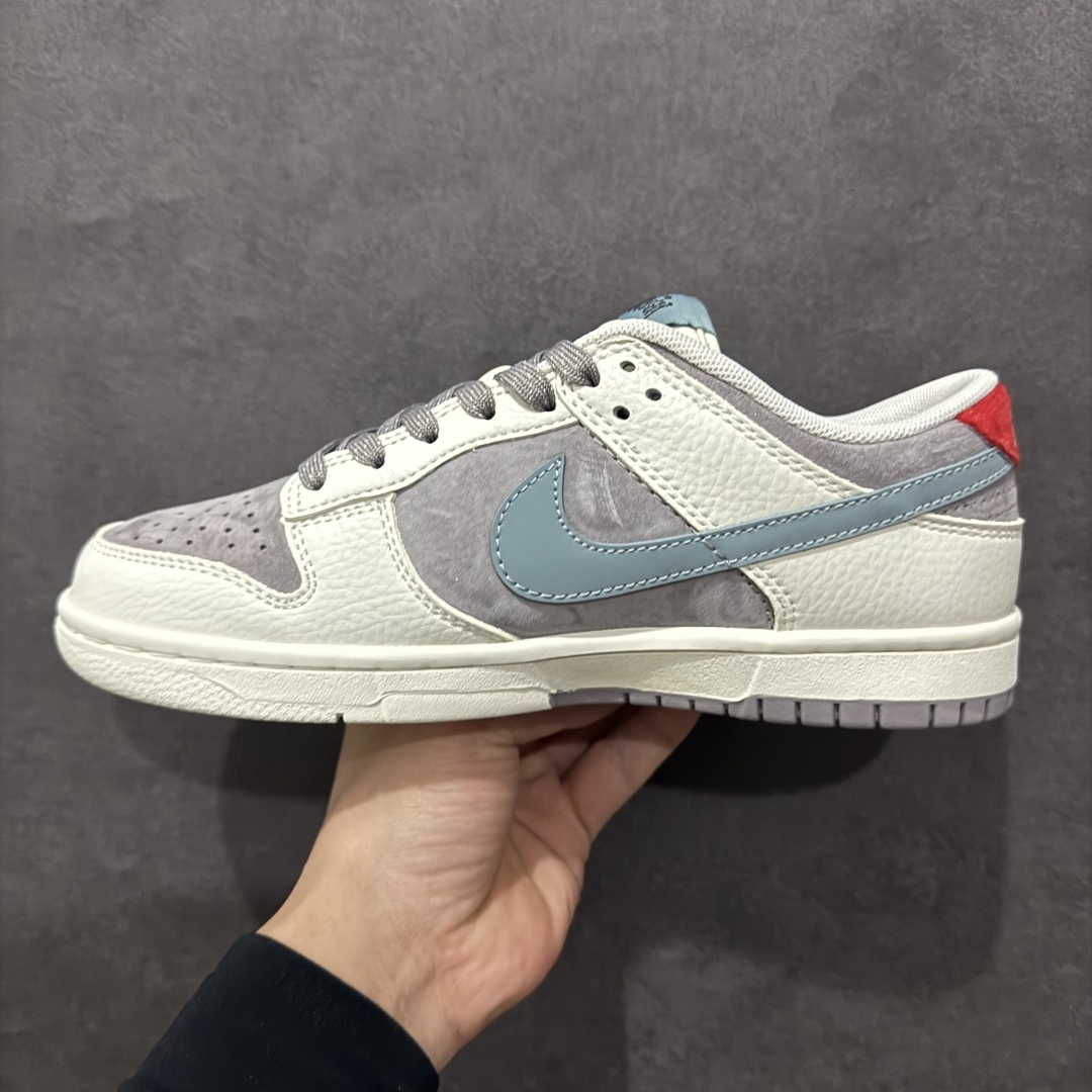 图片[2]-【定制版】Nike SB Dunk Low x Stussy 白青灰小钩满天星n纯原大厂出品 极力推荐n原装头层材料 独家版型蒸餾加工n帶來的是更好的视觉和脚感体验n大厂纯原品质出货 清洁度 电绣工艺皮料切割干净无任何毛边 细节完美 官方货号：CY5979 108 尺码：36 36.5 37.5 38 38.5 39 40 40.5 41 42 42.5 43 44 44.5 45 编码：QF300320-莆田鞋批发中心