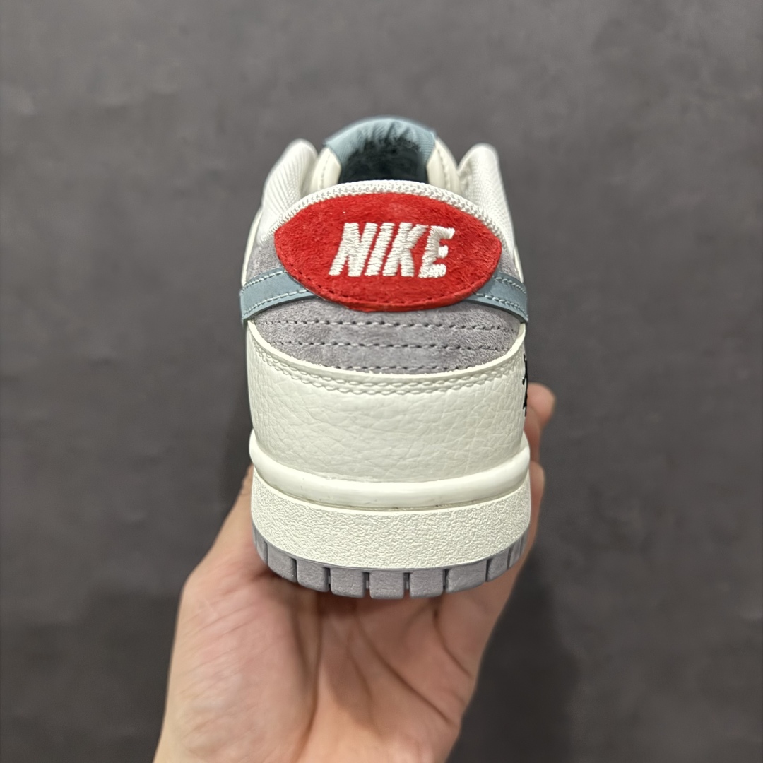 图片[4]-【定制版】Nike SB Dunk Low x Stussy 白青灰小钩满天星n纯原大厂出品 极力推荐n原装头层材料 独家版型蒸餾加工n帶來的是更好的视觉和脚感体验n大厂纯原品质出货 清洁度 电绣工艺皮料切割干净无任何毛边 细节完美 官方货号：CY5979 108 尺码：36 36.5 37.5 38 38.5 39 40 40.5 41 42 42.5 43 44 44.5 45 编码：QF300320-莆田鞋批发中心