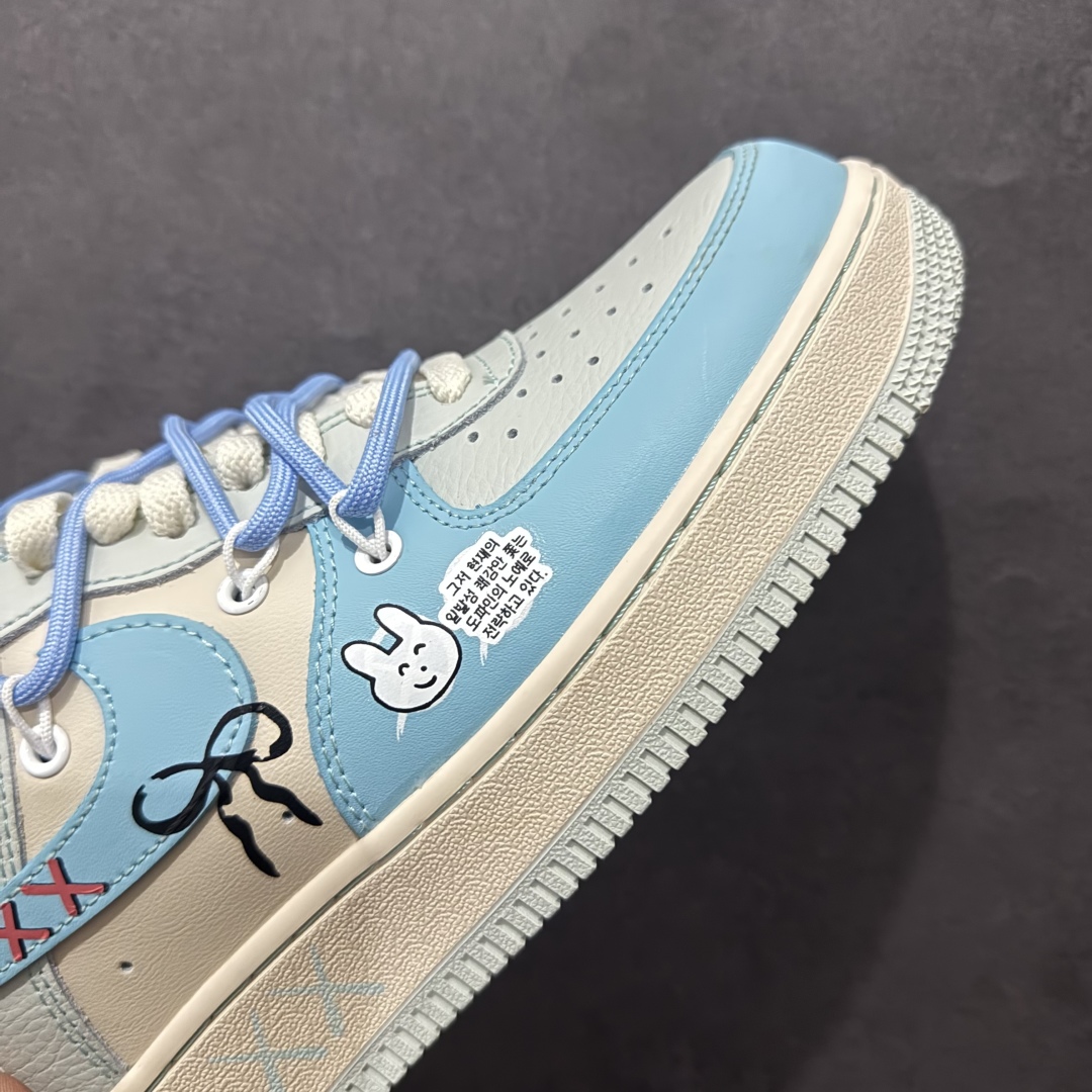 图片[5]-【定制版】Nike Air Force 1 Low “Dream Girls” “宅男女神”空军一号低帮休闲运动绑带板鞋在繁华都市的喧嚣背后，隐藏着一个独特的群体——宅男。他们穿梭于虚拟世界，在动漫、游戏与网络的海洋里遨游，而“宅男女神”，则是这片精神之境中闪耀的星辰。 货号：KS6896-777 尺码：36 36.5 37.5 38 38.5 39 40 40.5 41 42 42.5 43 44 44.5 45 编码：HXS310320-莆田鞋批发中心