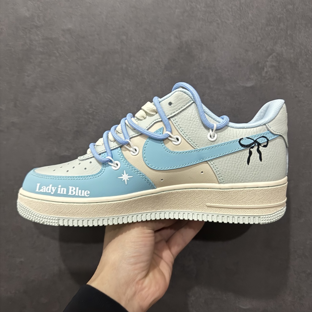 图片[2]-【定制版】Nike Air Force 1 Low “Dream Girls” “宅男女神”空军一号低帮休闲运动绑带板鞋在繁华都市的喧嚣背后，隐藏着一个独特的群体——宅男。他们穿梭于虚拟世界，在动漫、游戏与网络的海洋里遨游，而“宅男女神”，则是这片精神之境中闪耀的星辰。 货号：KS6896-777 尺码：36 36.5 37.5 38 38.5 39 40 40.5 41 42 42.5 43 44 44.5 45 编码：HXS310320-莆田鞋批发中心