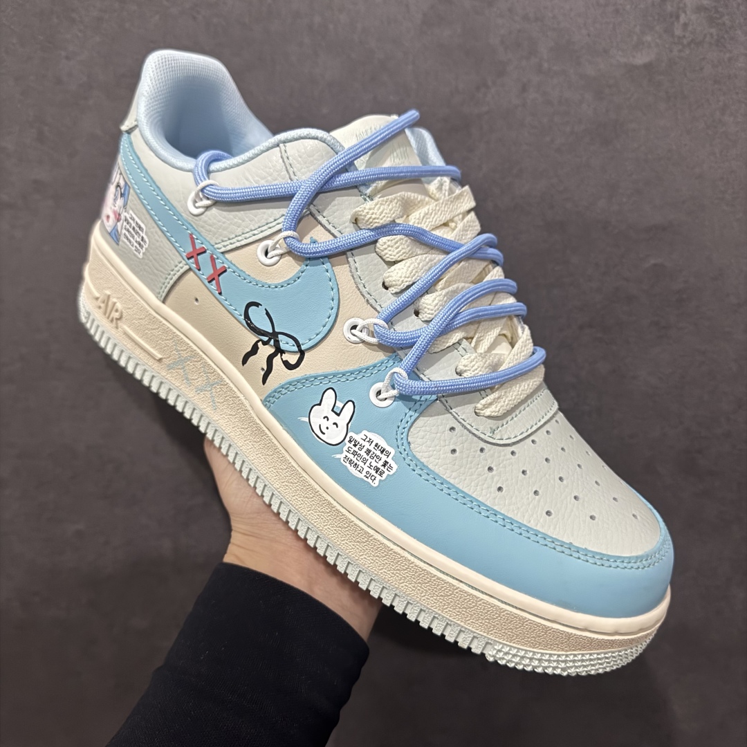 图片[3]-【定制版】Nike Air Force 1 Low “Dream Girls” “宅男女神”空军一号低帮休闲运动绑带板鞋在繁华都市的喧嚣背后，隐藏着一个独特的群体——宅男。他们穿梭于虚拟世界，在动漫、游戏与网络的海洋里遨游，而“宅男女神”，则是这片精神之境中闪耀的星辰。 货号：KS6896-777 尺码：36 36.5 37.5 38 38.5 39 40 40.5 41 42 42.5 43 44 44.5 45 编码：HXS310320-莆田鞋批发中心