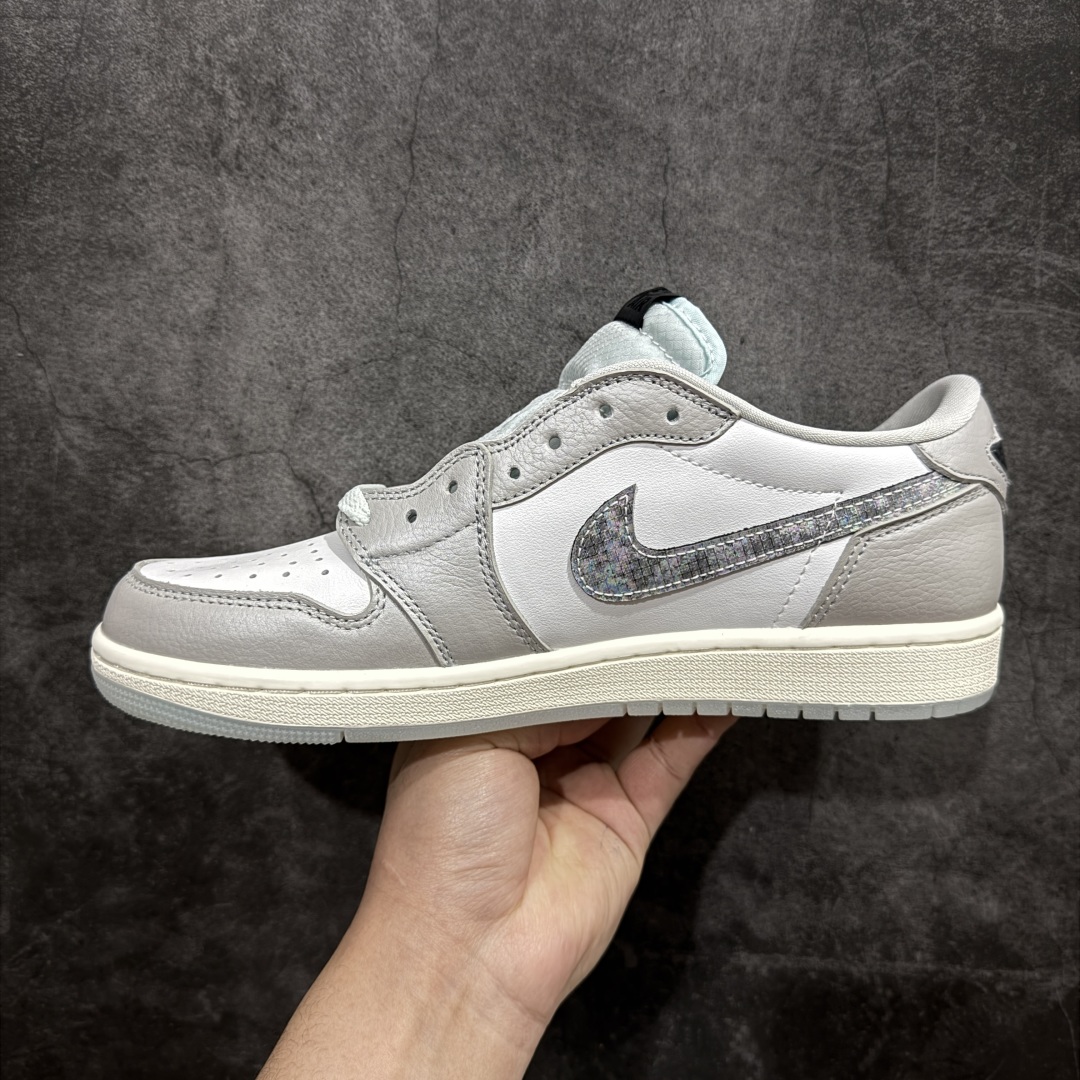 图片[2]-【KZ纯原】Air Jordan 1 Low OG \”蛇年/CNY\” 低帮 蛇年限定 白灰黑 AJ1 乔丹1代 aj1 乔1 低邦 白黑 男女同款 乔丹篮球鞋系列nn 鞋身整体以白灰为主色调，灰色皮面看上去有一点金属光泽感，米白色中底配上淡蓝色的水晶大底，两侧黑色蛇皮纹Swoosxh Logo覆盖了“抗撕拉尼龙面料”，丰富的纹理设计模仿出鳞片的光泽感，每双鞋均配有仿蛇纹吊牌，后跟嵌入水晶炫彩Wings Logo，最值得一提的还是鞋舌和Swoosh Logo的外侧，半透明的“尼龙面料”撕扯开很像蛇蜕皮的即视感，这也刚好呼应了本次的「新年蜕变」主题。 货号：HF3144-100  尺码:36-47.5 编码：SL290320-莆田鞋批发中心