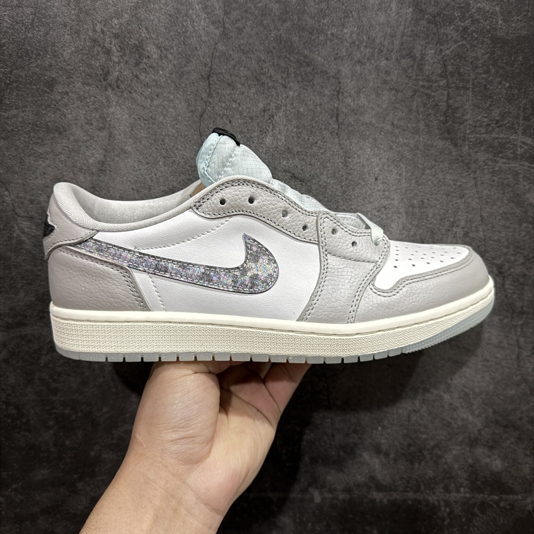 【KZ纯原】Air Jordan 1 Low OG \”蛇年/CNY\” 低帮 蛇年限定 白灰黑 AJ1 乔丹1代 aj1 乔1 低邦 白黑 男女同款 乔丹篮球鞋系列nn 鞋身整体以白灰为主色调，灰色皮面看上去有一点金属光泽感，米白色中底配上淡蓝色的水晶大底，两侧黑色蛇皮纹Swoosxh Logo覆盖了“抗撕拉尼龙面料”，丰富的纹理设计模仿出鳞片的光泽感，每双鞋均配有仿蛇纹吊牌，后跟嵌入水晶炫彩Wings Logo，最值得一提的还是鞋舌和Swoosh Logo的外侧，半透明的“尼龙面料”撕扯开很像蛇蜕皮的即视感，这也刚好呼应了本次的「新年蜕变」主题。 货号：HF3144-100  尺码:36-47.5 编码：SL290320-莆田鞋批发中心