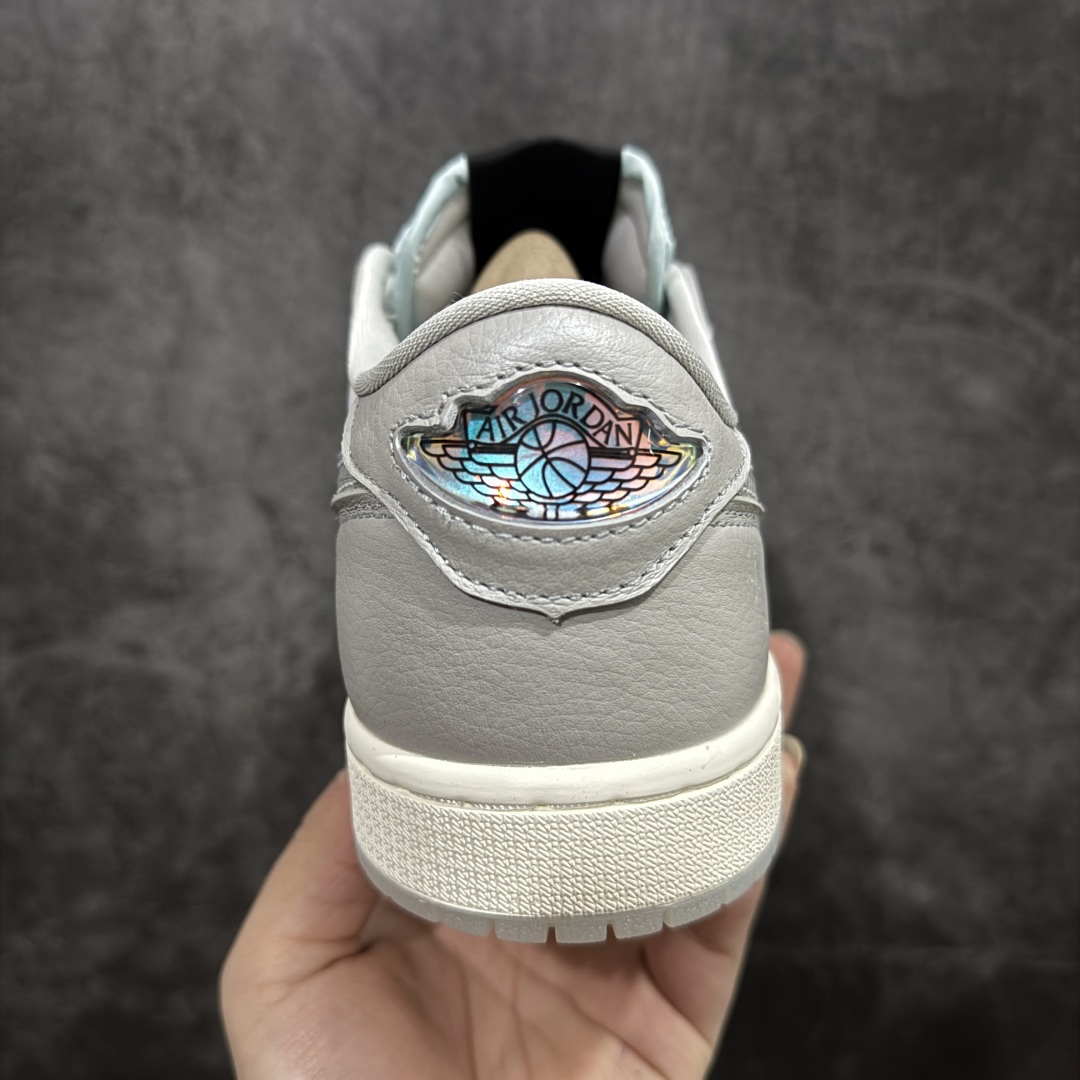 图片[4]-【KZ纯原】Air Jordan 1 Low OG \”蛇年/CNY\” 低帮 蛇年限定 白灰黑 AJ1 乔丹1代 aj1 乔1 低邦 白黑 男女同款 乔丹篮球鞋系列nn 鞋身整体以白灰为主色调，灰色皮面看上去有一点金属光泽感，米白色中底配上淡蓝色的水晶大底，两侧黑色蛇皮纹Swoosxh Logo覆盖了“抗撕拉尼龙面料”，丰富的纹理设计模仿出鳞片的光泽感，每双鞋均配有仿蛇纹吊牌，后跟嵌入水晶炫彩Wings Logo，最值得一提的还是鞋舌和Swoosh Logo的外侧，半透明的“尼龙面料”撕扯开很像蛇蜕皮的即视感，这也刚好呼应了本次的「新年蜕变」主题。 货号：HF3144-100  尺码:36-47.5 编码：SL290320-莆田鞋批发中心