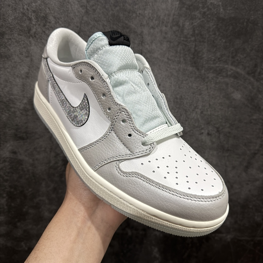 图片[3]-【KZ纯原】Air Jordan 1 Low OG \”蛇年/CNY\” 低帮 蛇年限定 白灰黑 AJ1 乔丹1代 aj1 乔1 低邦 白黑 男女同款 乔丹篮球鞋系列nn 鞋身整体以白灰为主色调，灰色皮面看上去有一点金属光泽感，米白色中底配上淡蓝色的水晶大底，两侧黑色蛇皮纹Swoosxh Logo覆盖了“抗撕拉尼龙面料”，丰富的纹理设计模仿出鳞片的光泽感，每双鞋均配有仿蛇纹吊牌，后跟嵌入水晶炫彩Wings Logo，最值得一提的还是鞋舌和Swoosh Logo的外侧，半透明的“尼龙面料”撕扯开很像蛇蜕皮的即视感，这也刚好呼应了本次的「新年蜕变」主题。 货号：HF3144-100  尺码:36-47.5 编码：SL290320-莆田鞋批发中心