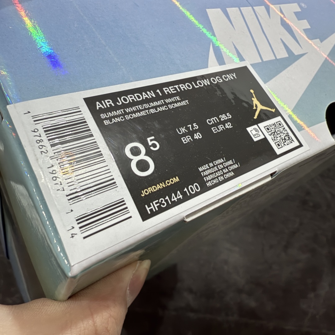 图片[9]-【KZ纯原】Air Jordan 1 Low OG \”蛇年/CNY\” 低帮 蛇年限定 白灰黑 AJ1 乔丹1代 aj1 乔1 低邦 白黑 男女同款 乔丹篮球鞋系列nn 鞋身整体以白灰为主色调，灰色皮面看上去有一点金属光泽感，米白色中底配上淡蓝色的水晶大底，两侧黑色蛇皮纹Swoosxh Logo覆盖了“抗撕拉尼龙面料”，丰富的纹理设计模仿出鳞片的光泽感，每双鞋均配有仿蛇纹吊牌，后跟嵌入水晶炫彩Wings Logo，最值得一提的还是鞋舌和Swoosh Logo的外侧，半透明的“尼龙面料”撕扯开很像蛇蜕皮的即视感，这也刚好呼应了本次的「新年蜕变」主题。 货号：HF3144-100  尺码:36-47.5 编码：SL290320-莆田鞋批发中心