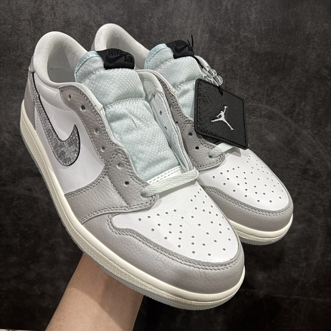 【KZ纯原】Air Jordan 1 Low OG \”蛇年/CNY\” 低帮 蛇年限定 白灰黑 AJ1 乔丹1代 aj1 乔1 低邦 白黑 男女同款 乔丹篮球鞋系列nn 鞋身整体以白灰为主色调，灰色皮面看上去有一点金属光泽感，米白色中底配上淡蓝色的水晶大底，两侧黑色蛇皮纹Swoosxh Logo覆盖了“抗撕拉尼龙面料”，丰富的纹理设计模仿出鳞片的光泽感，每双鞋均配有仿蛇纹吊牌，后跟嵌入水晶炫彩Wings Logo，最值得一提的还是鞋舌和Swoosh Logo的外侧，半透明的“尼龙面料”撕扯开很像蛇蜕皮的即视感，这也刚好呼应了本次的「新年蜕变」主题。 货号：HF3144-100  尺码:36-47.5 编码：SL290320-莆田鞋批发中心