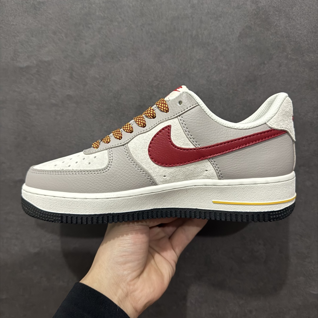 图片[2]-【公司级】海外限量发售NIke Air Force 1 \’07 Low “蛇年限定——米灰红勾”空军一号 低帮 运动鞋 休闲鞋 折边针车 工艺难度大 原楦头原纸板 原装鞋盒 定制五金配件 内置全掌气垫 原厂鞋底货号：DM6688-029 Size：36 36.5 37.5 38 38.5 39 40 40.5 41 42 42.5 43 44 44.5 45 编码：HXS310320-莆田鞋批发中心