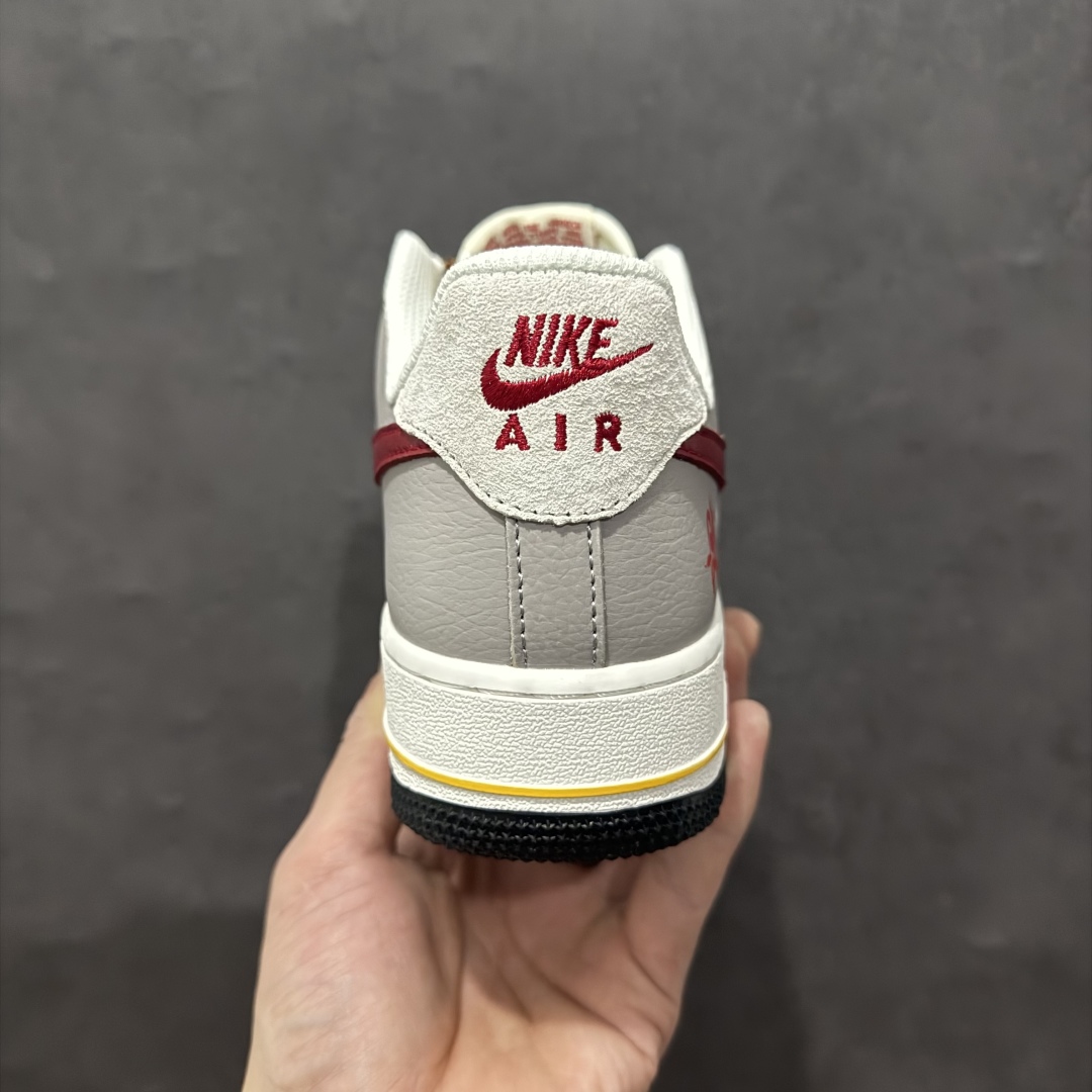 图片[4]-【公司级】海外限量发售NIke Air Force 1 \’07 Low “蛇年限定——米灰红勾”空军一号 低帮 运动鞋 休闲鞋 折边针车 工艺难度大 原楦头原纸板 原装鞋盒 定制五金配件 内置全掌气垫 原厂鞋底货号：DM6688-029 Size：36 36.5 37.5 38 38.5 39 40 40.5 41 42 42.5 43 44 44.5 45 编码：HXS310320-莆田鞋批发中心