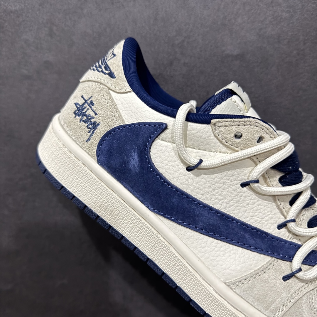 图片[6]-【定制版】Travis Scott x Fragment Design x Air Jordan 1 Low OG SP AJ1 乔1 斯图西联名 蓝勾抽绳 低帮文化休闲板鞋 DM9288-003rn#多方联名合作融合了Travis Scott 独特的音乐风格，藤原浩个性的设计风格以及Jordan品牌的经典元素 使其成为一双具有独特身份和价值的鞋子 清新而立体的外观加上联名标识更突出了其独特身份 这种配色方案显示出活力和时尚感 在视觉上引人注目  鞋身的质感和细腻的细节处理使其显得高端而格调十足  这款“倒钩”联名是设计与创意完美结合  融合多方的个性风格是一款备受瞩目的潮流鞋款r 尺码：36 36.5 37.5 38 38.5 39 40 40.5 41 42 42.5 43 44 44.5 45  编码：HXS340360-莆田鞋批发中心