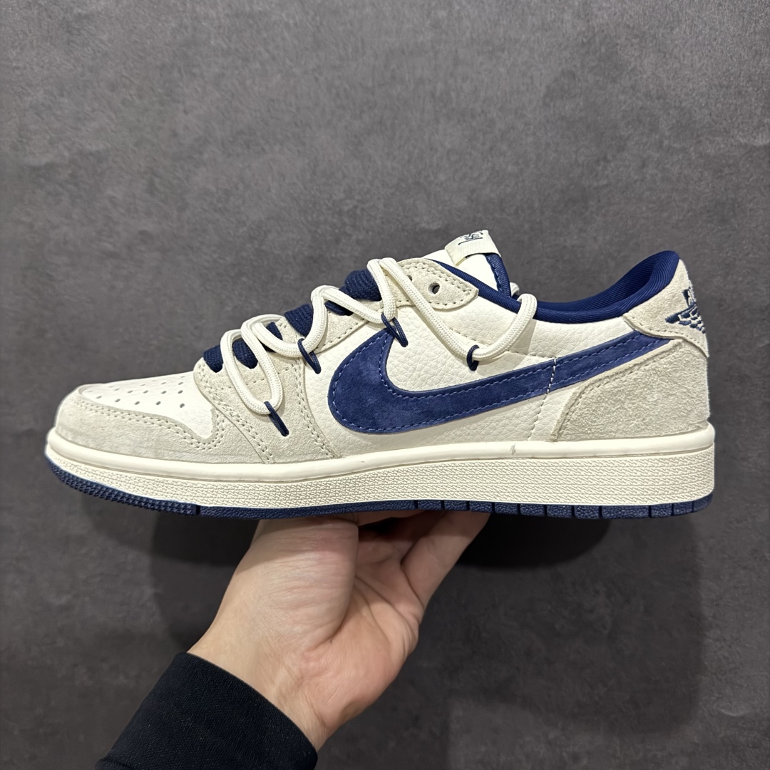 图片[2]-【定制版】Travis Scott x Fragment Design x Air Jordan 1 Low OG SP AJ1 乔1 斯图西联名 蓝勾抽绳 低帮文化休闲板鞋 DM9288-003rn#多方联名合作融合了Travis Scott 独特的音乐风格，藤原浩个性的设计风格以及Jordan品牌的经典元素 使其成为一双具有独特身份和价值的鞋子 清新而立体的外观加上联名标识更突出了其独特身份 这种配色方案显示出活力和时尚感 在视觉上引人注目  鞋身的质感和细腻的细节处理使其显得高端而格调十足  这款“倒钩”联名是设计与创意完美结合  融合多方的个性风格是一款备受瞩目的潮流鞋款r 尺码：36 36.5 37.5 38 38.5 39 40 40.5 41 42 42.5 43 44 44.5 45  编码：HXS340360-莆田鞋批发中心