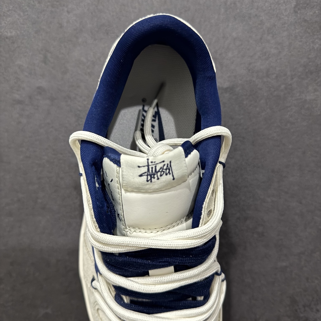 图片[7]-【定制版】Travis Scott x Fragment Design x Air Jordan 1 Low OG SP AJ1 乔1 斯图西联名 蓝勾抽绳 低帮文化休闲板鞋 DM9288-003rn#多方联名合作融合了Travis Scott 独特的音乐风格，藤原浩个性的设计风格以及Jordan品牌的经典元素 使其成为一双具有独特身份和价值的鞋子 清新而立体的外观加上联名标识更突出了其独特身份 这种配色方案显示出活力和时尚感 在视觉上引人注目  鞋身的质感和细腻的细节处理使其显得高端而格调十足  这款“倒钩”联名是设计与创意完美结合  融合多方的个性风格是一款备受瞩目的潮流鞋款r 尺码：36 36.5 37.5 38 38.5 39 40 40.5 41 42 42.5 43 44 44.5 45  编码：HXS340360-莆田鞋批发中心