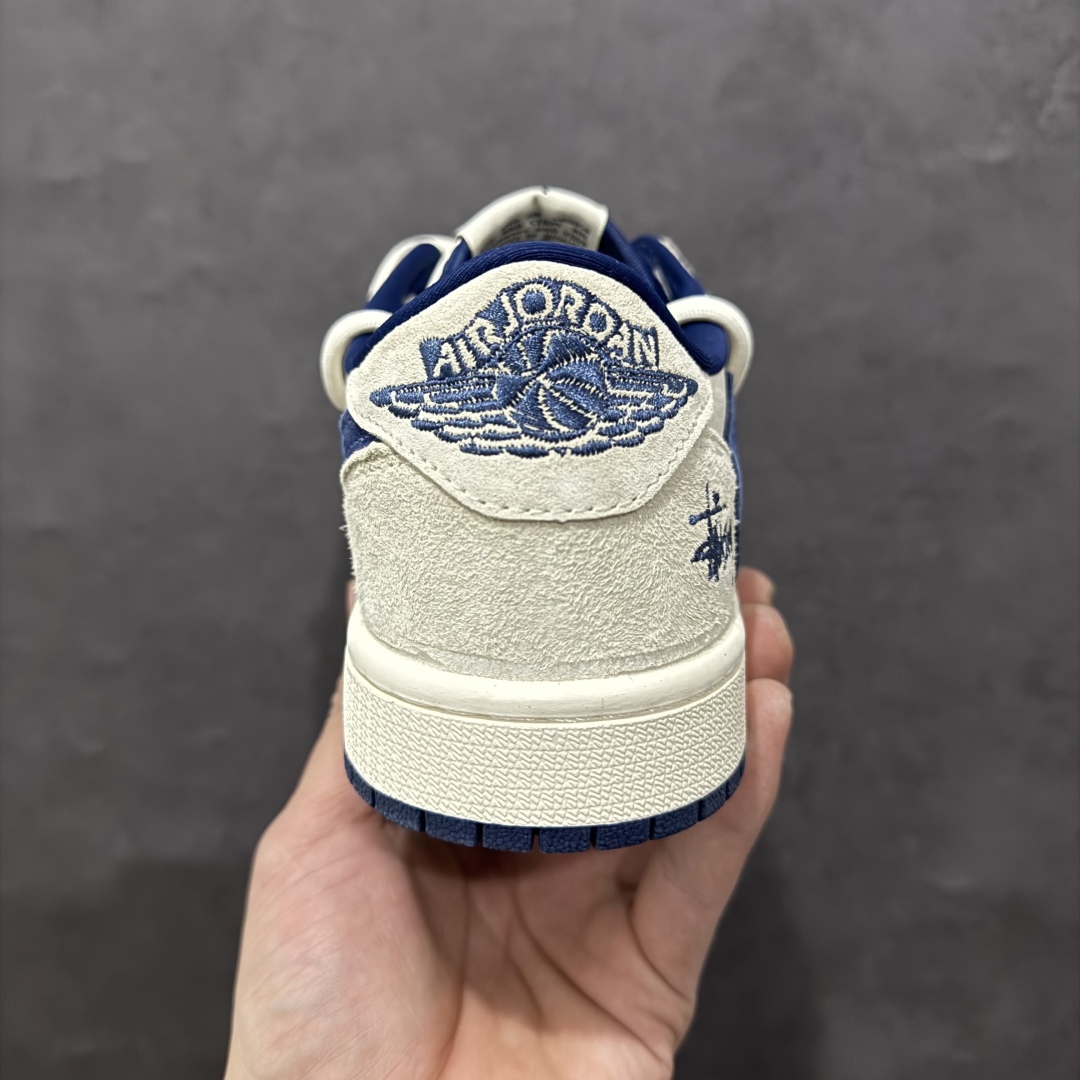 图片[4]-【定制版】Travis Scott x Fragment Design x Air Jordan 1 Low OG SP AJ1 乔1 斯图西联名 蓝勾抽绳 低帮文化休闲板鞋 DM9288-003rn#多方联名合作融合了Travis Scott 独特的音乐风格，藤原浩个性的设计风格以及Jordan品牌的经典元素 使其成为一双具有独特身份和价值的鞋子 清新而立体的外观加上联名标识更突出了其独特身份 这种配色方案显示出活力和时尚感 在视觉上引人注目  鞋身的质感和细腻的细节处理使其显得高端而格调十足  这款“倒钩”联名是设计与创意完美结合  融合多方的个性风格是一款备受瞩目的潮流鞋款r 尺码：36 36.5 37.5 38 38.5 39 40 40.5 41 42 42.5 43 44 44.5 45  编码：HXS340360-莆田鞋批发中心