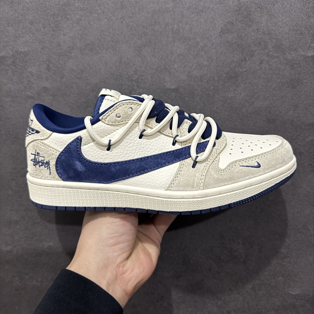 【定制版】Travis Scott x Fragment Design x Air Jordan 1 Low OG SP AJ1 乔1 斯图西联名 蓝勾抽绳 低帮文化休闲板鞋 DM9288-003rn#多方联名合作融合了Travis Scott 独特的音乐风格，藤原浩个性的设计风格以及Jordan品牌的经典元素 使其成为一双具有独特身份和价值的鞋子 清新而立体的外观加上联名标识更突出了其独特身份 这种配色方案显示出活力和时尚感 在视觉上引人注目  鞋身的质感和细腻的细节处理使其显得高端而格调十足  这款“倒钩”联名是设计与创意完美结合  融合多方的个性风格是一款备受瞩目的潮流鞋款r 尺码：36 36.5 37.5 38 38.5 39 40 40.5 41 42 42.5 43 44 44.5 45  编码：HXS340360-莆田鞋批发中心