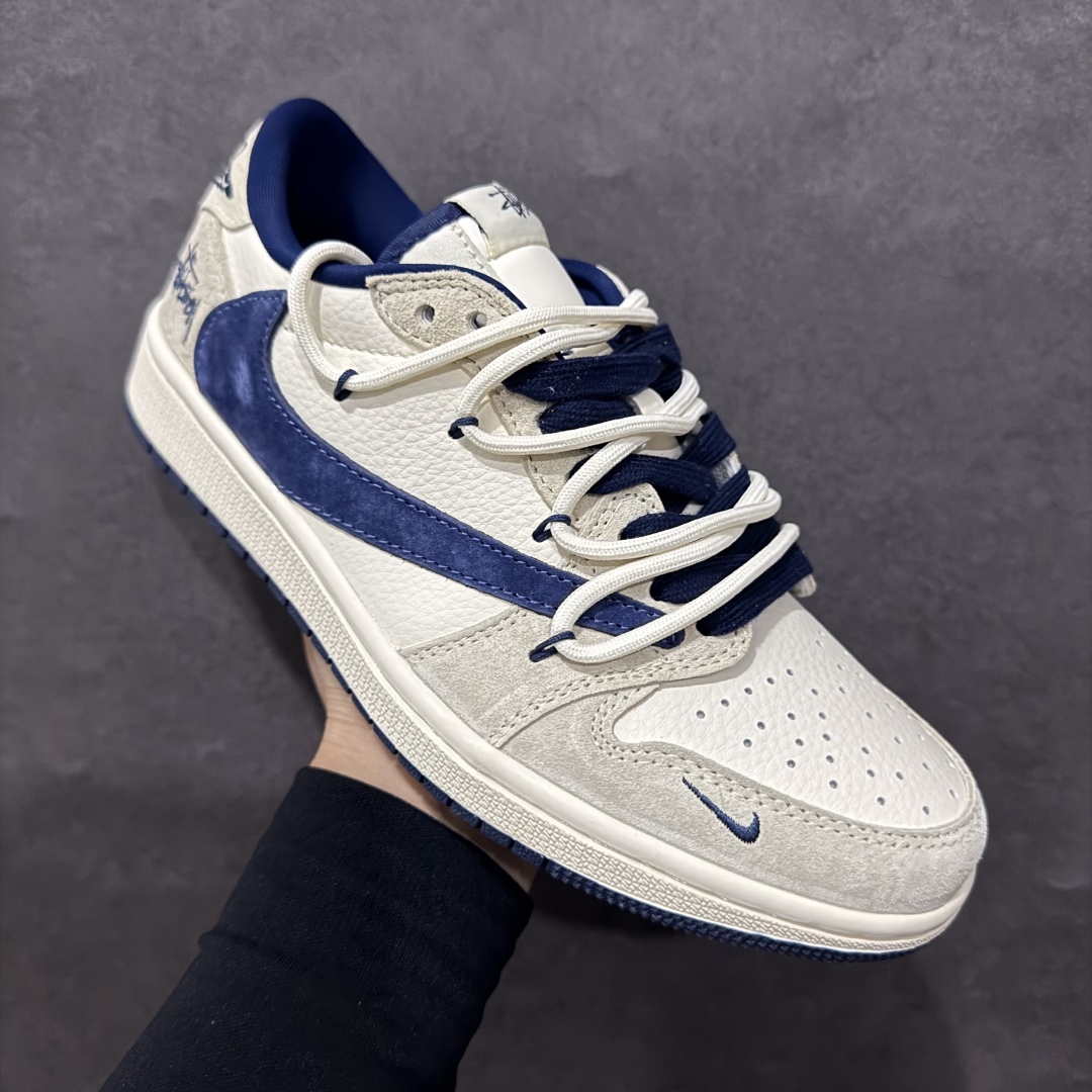 图片[3]-【定制版】Travis Scott x Fragment Design x Air Jordan 1 Low OG SP AJ1 乔1 斯图西联名 蓝勾抽绳 低帮文化休闲板鞋 DM9288-003rn#多方联名合作融合了Travis Scott 独特的音乐风格，藤原浩个性的设计风格以及Jordan品牌的经典元素 使其成为一双具有独特身份和价值的鞋子 清新而立体的外观加上联名标识更突出了其独特身份 这种配色方案显示出活力和时尚感 在视觉上引人注目  鞋身的质感和细腻的细节处理使其显得高端而格调十足  这款“倒钩”联名是设计与创意完美结合  融合多方的个性风格是一款备受瞩目的潮流鞋款r 尺码：36 36.5 37.5 38 38.5 39 40 40.5 41 42 42.5 43 44 44.5 45  编码：HXS340360-莆田鞋批发中心