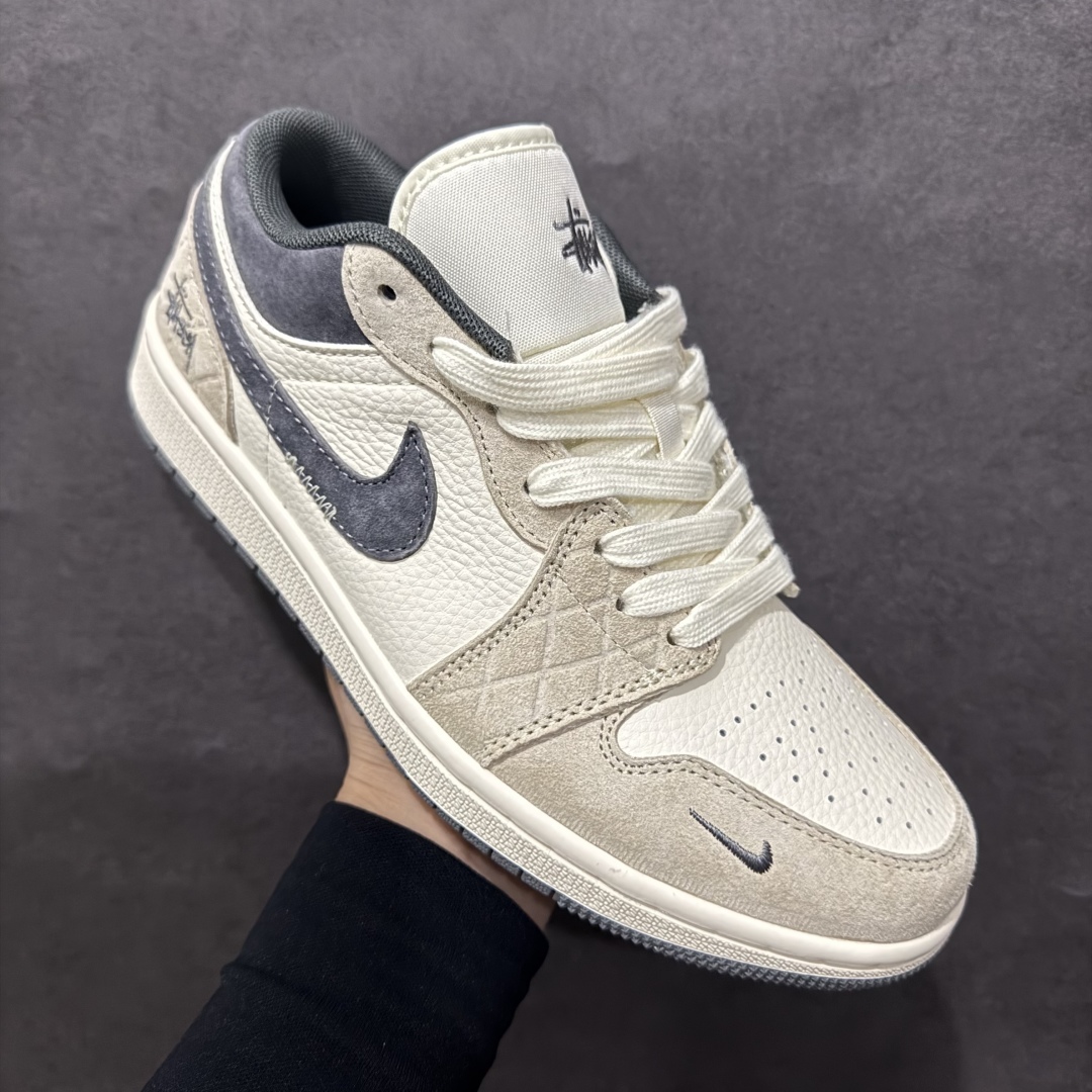 图片[3]-【定制版】Air Jordan 1 Low AJ1 乔1 斯图西联名 奶灰暗格 高端定制 低帮复古篮球鞋 DM9188-014rn#定制鞋盒 大厂纯原品质出货 超高清洁度 皮料切割干净无任何毛边 细节完美 r 尺码：36 36.5 37.5 38 38.5 39 40 40.5 41 42 42.5 43 44 44.5 45  编码：HXS340360-莆田鞋批发中心