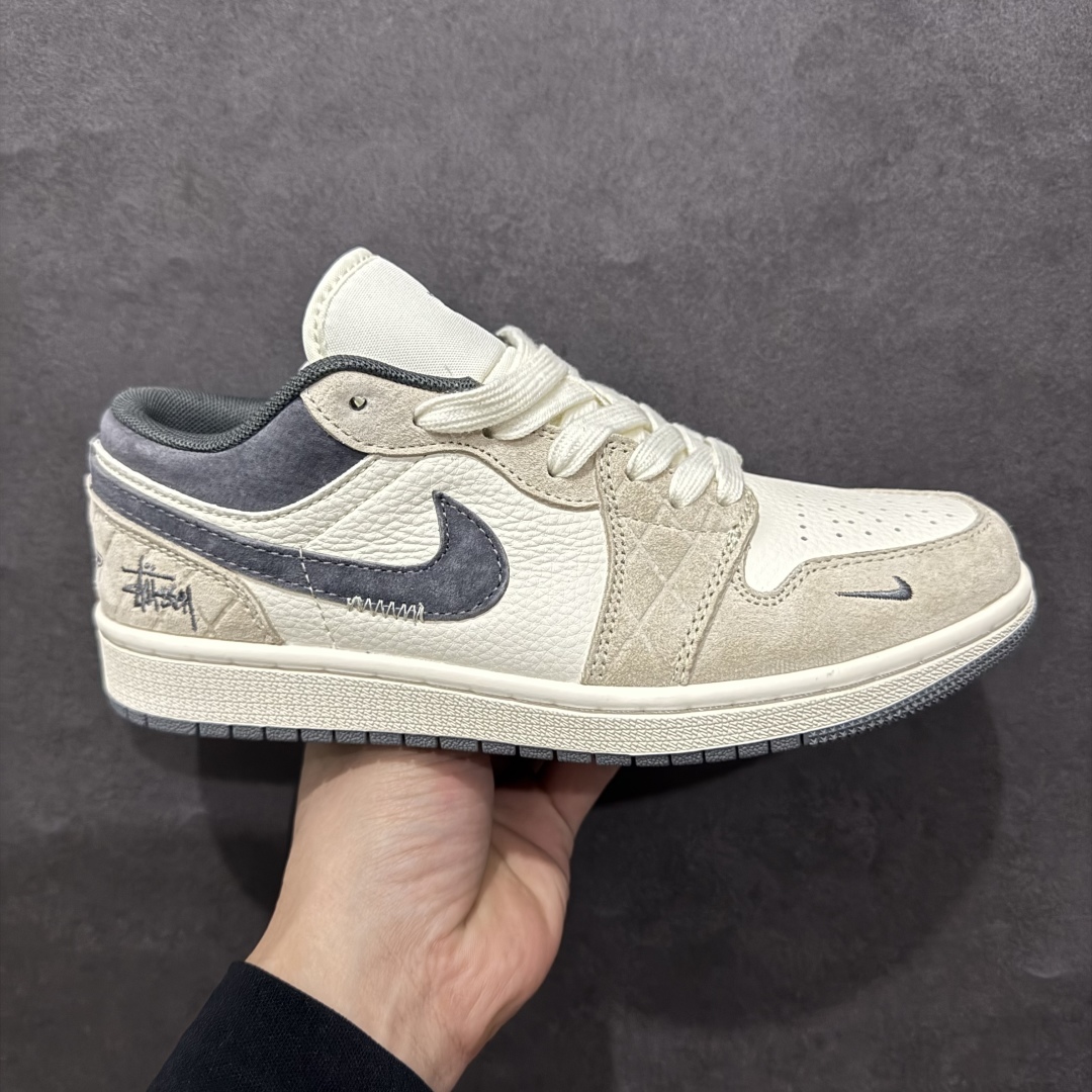 【定制版】Air Jordan 1 Low AJ1 乔1 斯图西联名 奶灰暗格 高端定制 低帮复古篮球鞋 DM9188-014rn#定制鞋盒 大厂纯原品质出货 超高清洁度 皮料切割干净无任何毛边 细节完美 r 尺码：36 36.5 37.5 38 38.5 39 40 40.5 41 42 42.5 43 44 44.5 45  编码：HXS340360-莆田鞋批发中心