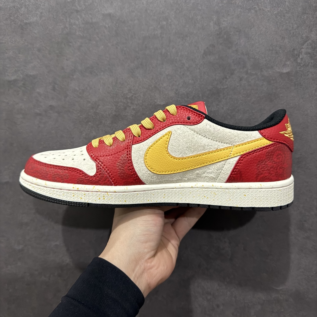 图片[2]-【定制版】Travis Scott x Fragment Design x Air Jordan 1 Low OG SP AJ1 乔1 Sup联名蛇年限定 红蛇黄勾 低帮文化休闲板鞋 DM7866-093rn#多方联名合作融合了Travis Scott 独特的音乐风格，藤原浩个性的设计风格以及Jordan品牌的经典元素 使其成为一双具有独特身份和价值的鞋子 清新而立体的外观加上联名标识更突出了其独特身份 这种配色方案显示出活力和时尚感 在视觉上引人注目  鞋身的质感和细腻的细节处理使其显得高端而格调十足  这款“倒钩”联名是设计与创意完美结合  融合多方的个性风格是一款备受瞩目的潮流鞋款r 尺码：36 36.5 37.5 38 38.5 39 40 40.5 41 42 42.5 43 44 44.5 45  编码：HXS340360-莆田鞋批发中心