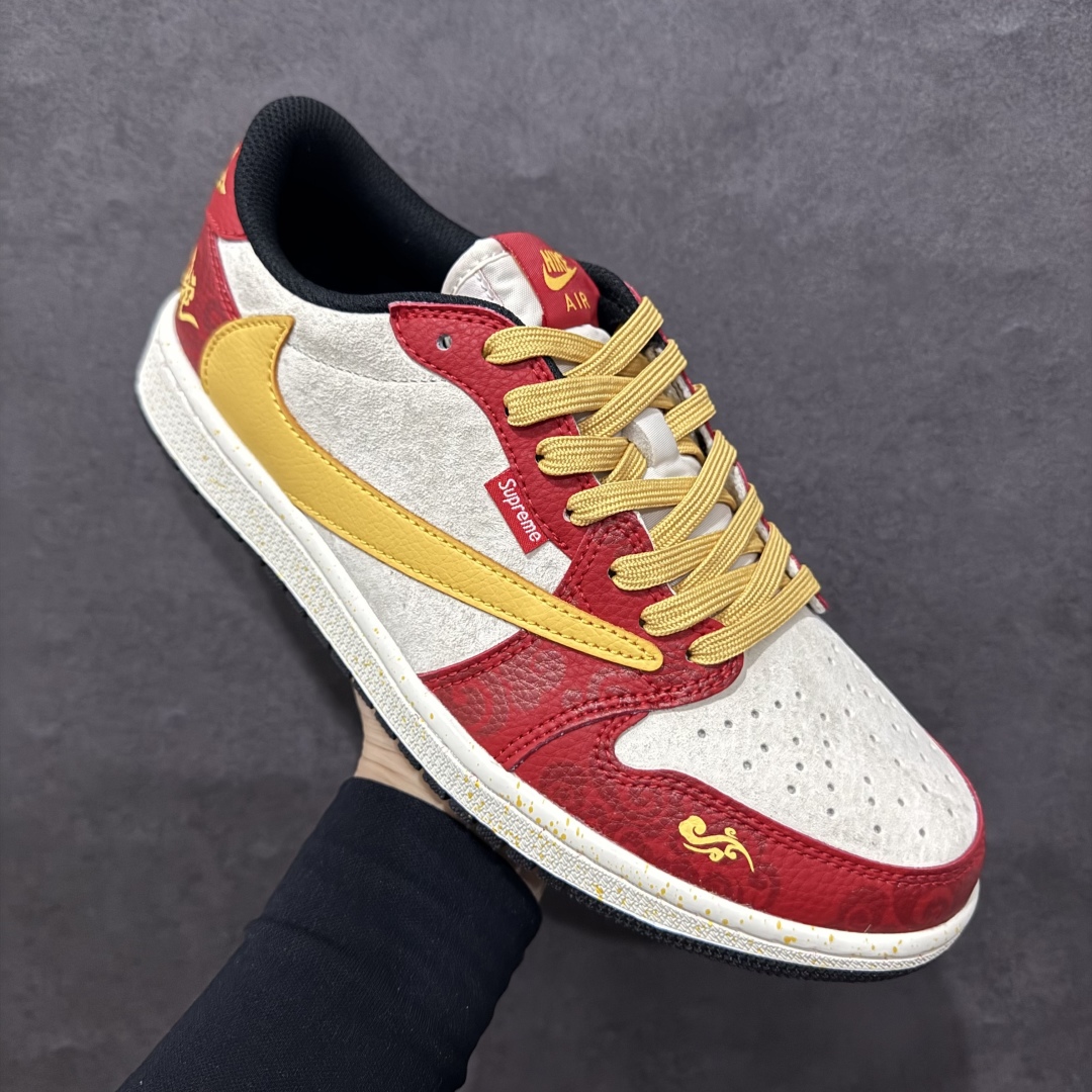 图片[3]-【定制版】Travis Scott x Fragment Design x Air Jordan 1 Low OG SP AJ1 乔1 Sup联名蛇年限定 红蛇黄勾 低帮文化休闲板鞋 DM7866-093rn#多方联名合作融合了Travis Scott 独特的音乐风格，藤原浩个性的设计风格以及Jordan品牌的经典元素 使其成为一双具有独特身份和价值的鞋子 清新而立体的外观加上联名标识更突出了其独特身份 这种配色方案显示出活力和时尚感 在视觉上引人注目  鞋身的质感和细腻的细节处理使其显得高端而格调十足  这款“倒钩”联名是设计与创意完美结合  融合多方的个性风格是一款备受瞩目的潮流鞋款r 尺码：36 36.5 37.5 38 38.5 39 40 40.5 41 42 42.5 43 44 44.5 45  编码：HXS340360-莆田鞋批发中心