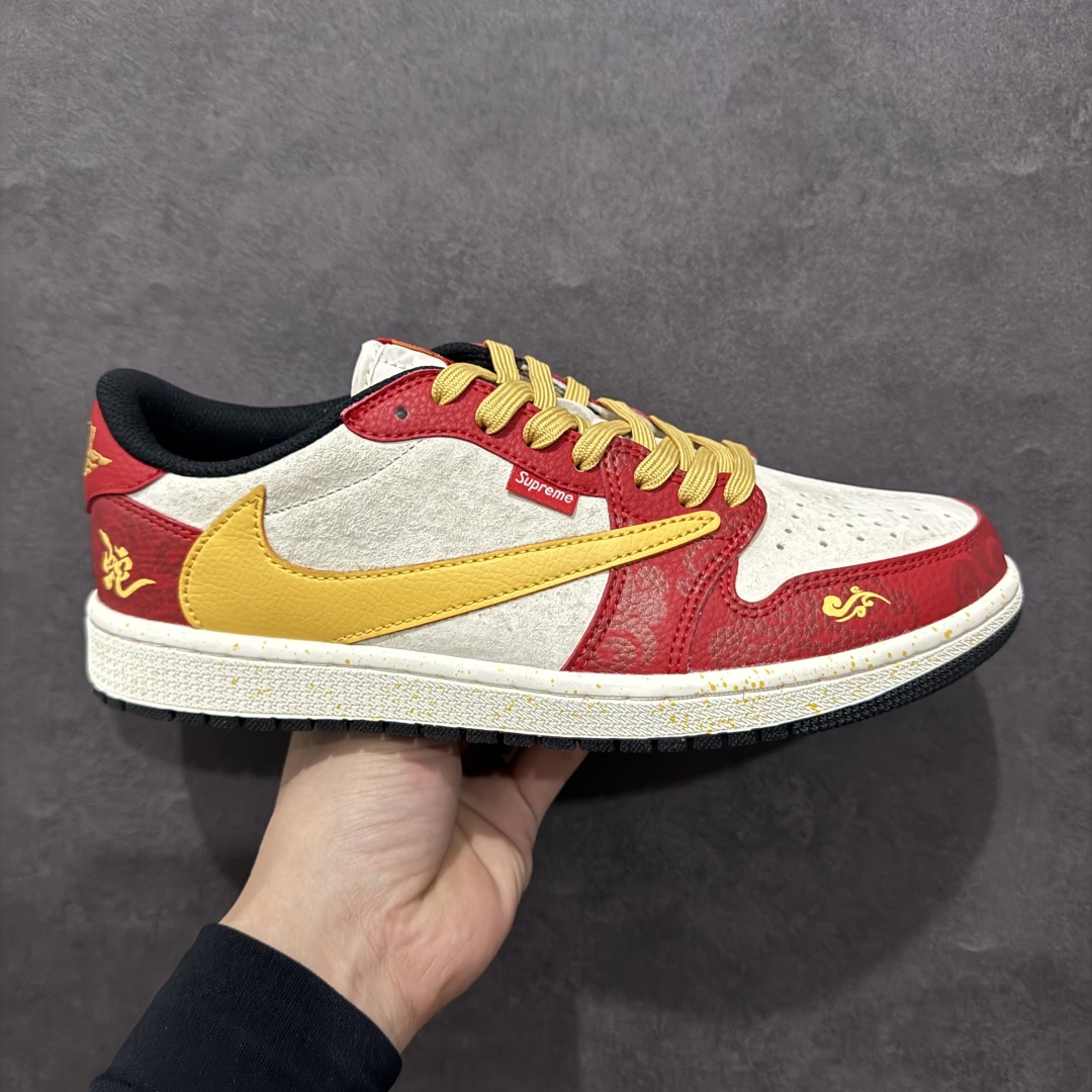 【定制版】Travis Scott x Fragment Design x Air Jordan 1 Low OG SP AJ1 乔1 Sup联名蛇年限定 红蛇黄勾 低帮文化休闲板鞋 DM7866-093rn#多方联名合作融合了Travis Scott 独特的音乐风格，藤原浩个性的设计风格以及Jordan品牌的经典元素 使其成为一双具有独特身份和价值的鞋子 清新而立体的外观加上联名标识更突出了其独特身份 这种配色方案显示出活力和时尚感 在视觉上引人注目  鞋身的质感和细腻的细节处理使其显得高端而格调十足  这款“倒钩”联名是设计与创意完美结合  融合多方的个性风格是一款备受瞩目的潮流鞋款r 尺码：36 36.5 37.5 38 38.5 39 40 40.5 41 42 42.5 43 44 44.5 45  编码：HXS340360-莆田鞋批发中心