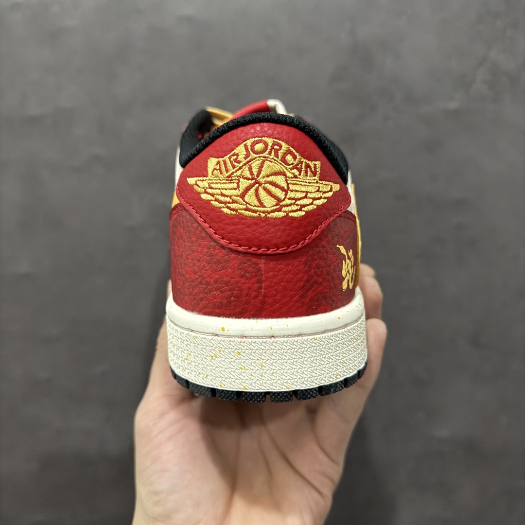 图片[4]-【定制版】Travis Scott x Fragment Design x Air Jordan 1 Low OG SP AJ1 乔1 Sup联名蛇年限定 红蛇黄勾 低帮文化休闲板鞋 DM7866-093rn#多方联名合作融合了Travis Scott 独特的音乐风格，藤原浩个性的设计风格以及Jordan品牌的经典元素 使其成为一双具有独特身份和价值的鞋子 清新而立体的外观加上联名标识更突出了其独特身份 这种配色方案显示出活力和时尚感 在视觉上引人注目  鞋身的质感和细腻的细节处理使其显得高端而格调十足  这款“倒钩”联名是设计与创意完美结合  融合多方的个性风格是一款备受瞩目的潮流鞋款r 尺码：36 36.5 37.5 38 38.5 39 40 40.5 41 42 42.5 43 44 44.5 45  编码：HXS340360-莆田鞋批发中心