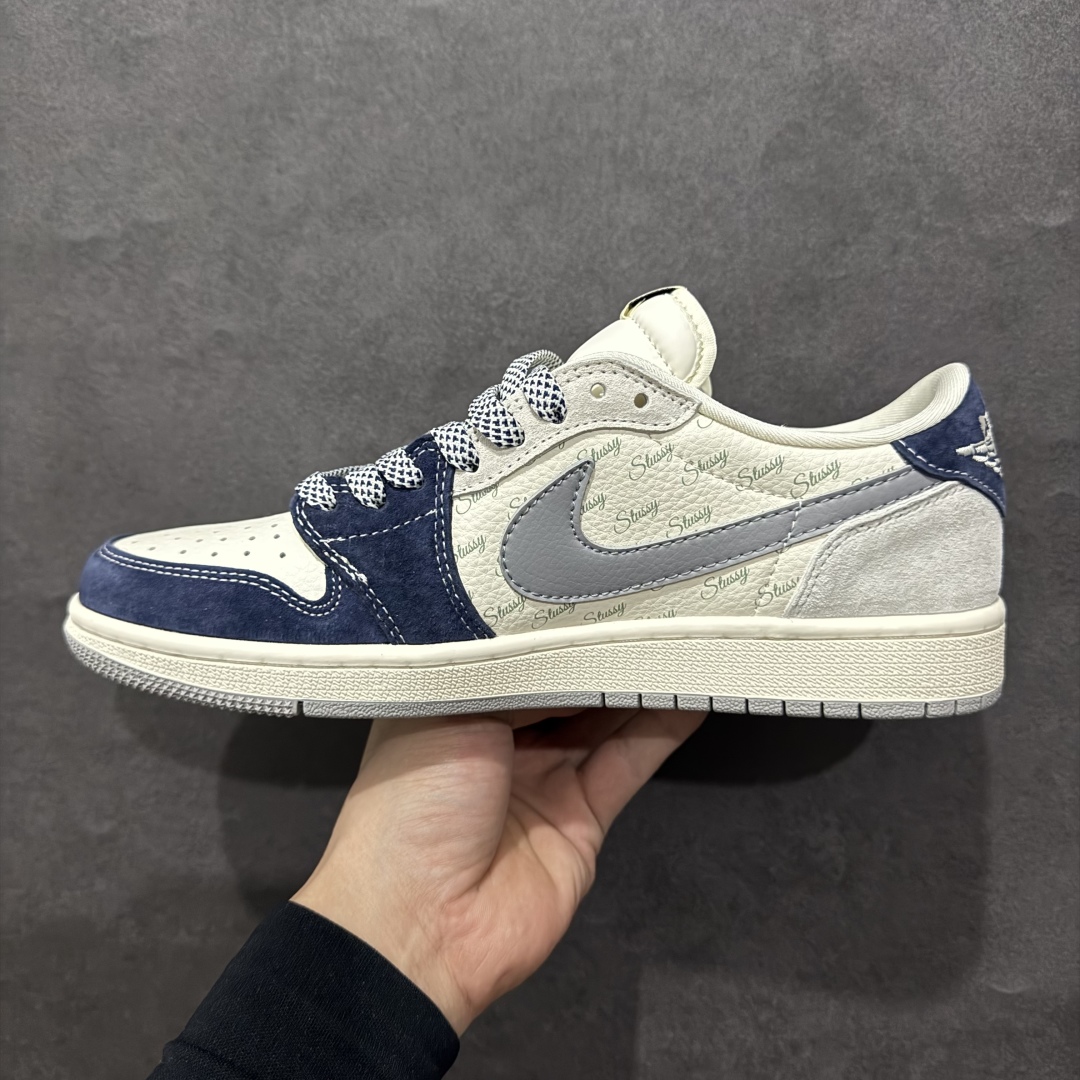 图片[2]-【定制版】Travis Scott x Fragment Design x Air Jordan 1 Low OG SP AJ1 乔1 斯图西联名 灰蓝英文红标 低帮文化休闲板鞋 DM9288-009rn#多方联名合作融合了Travis Scott 独特的音乐风格，藤原浩个性的设计风格以及Jordan品牌的经典元素 使其成为一双具有独特身份和价值的鞋子 清新而立体的外观加上联名标识更突出了其独特身份 这种配色方案显示出活力和时尚感 在视觉上引人注目  鞋身的质感和细腻的细节处理使其显得高端而格调十足  这款“倒钩”联名是设计与创意完美结合  融合多方的个性风格是一款备受瞩目的潮流鞋款r 尺码：36 36.5 37.5 38 38.5 39 40 40.5 41 42 42.5 43 44 44.5 45  编码：HXS340360-莆田鞋批发中心