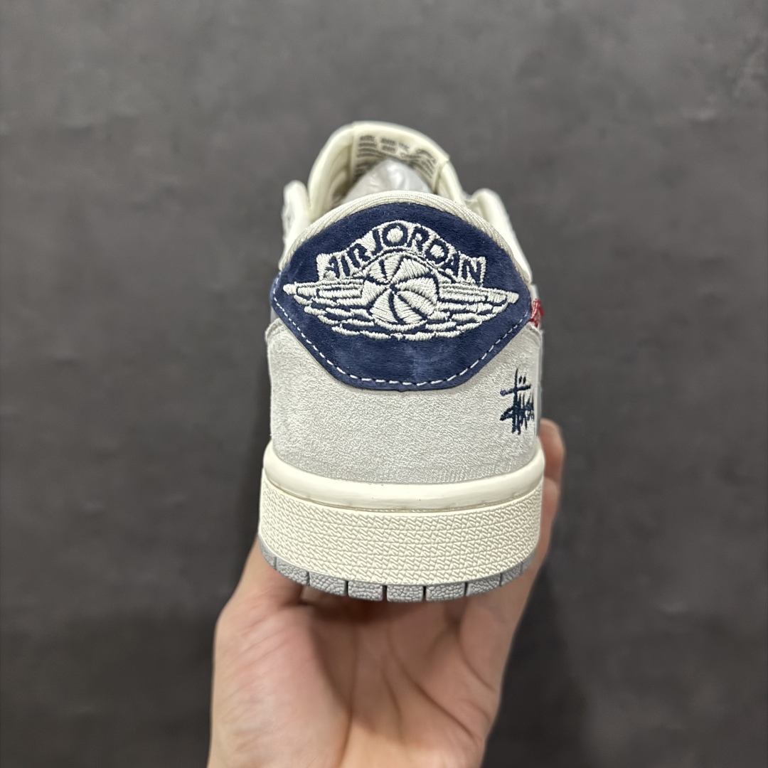 图片[4]-【定制版】Travis Scott x Fragment Design x Air Jordan 1 Low OG SP AJ1 乔1 斯图西联名 灰蓝英文红标 低帮文化休闲板鞋 DM9288-009rn#多方联名合作融合了Travis Scott 独特的音乐风格，藤原浩个性的设计风格以及Jordan品牌的经典元素 使其成为一双具有独特身份和价值的鞋子 清新而立体的外观加上联名标识更突出了其独特身份 这种配色方案显示出活力和时尚感 在视觉上引人注目  鞋身的质感和细腻的细节处理使其显得高端而格调十足  这款“倒钩”联名是设计与创意完美结合  融合多方的个性风格是一款备受瞩目的潮流鞋款r 尺码：36 36.5 37.5 38 38.5 39 40 40.5 41 42 42.5 43 44 44.5 45  编码：HXS340360-莆田鞋批发中心