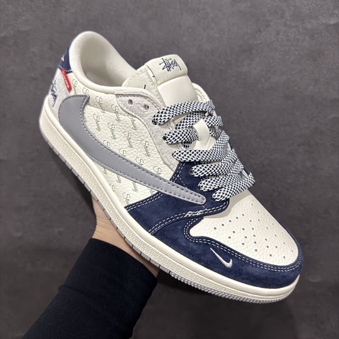 图片[3]-【定制版】Travis Scott x Fragment Design x Air Jordan 1 Low OG SP AJ1 乔1 斯图西联名 灰蓝英文红标 低帮文化休闲板鞋 DM9288-009rn#多方联名合作融合了Travis Scott 独特的音乐风格，藤原浩个性的设计风格以及Jordan品牌的经典元素 使其成为一双具有独特身份和价值的鞋子 清新而立体的外观加上联名标识更突出了其独特身份 这种配色方案显示出活力和时尚感 在视觉上引人注目  鞋身的质感和细腻的细节处理使其显得高端而格调十足  这款“倒钩”联名是设计与创意完美结合  融合多方的个性风格是一款备受瞩目的潮流鞋款r 尺码：36 36.5 37.5 38 38.5 39 40 40.5 41 42 42.5 43 44 44.5 45  编码：HXS340360-莆田鞋批发中心