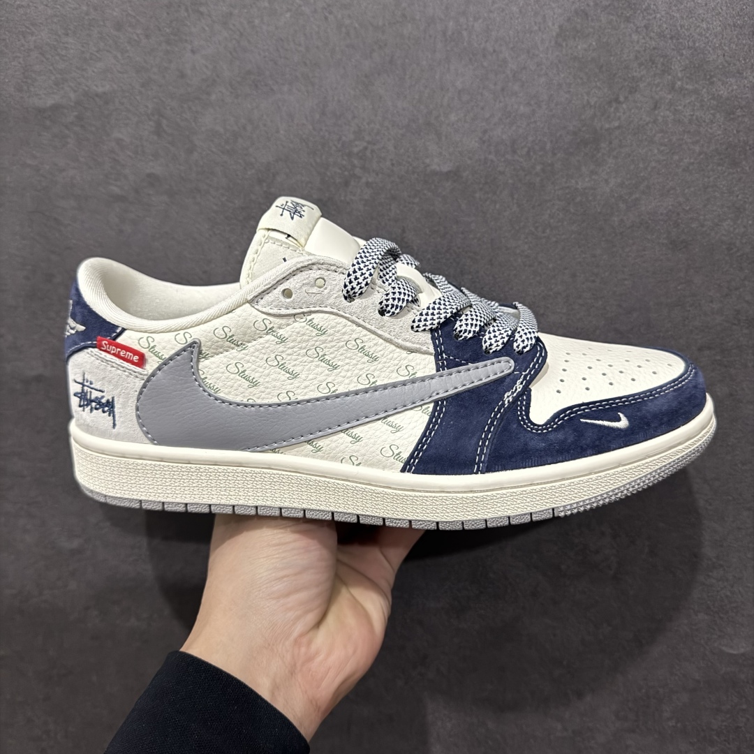 【定制版】Travis Scott x Fragment Design x Air Jordan 1 Low OG SP AJ1 乔1 斯图西联名 灰蓝英文红标 低帮文化休闲板鞋 DM9288-009rn#多方联名合作融合了Travis Scott 独特的音乐风格，藤原浩个性的设计风格以及Jordan品牌的经典元素 使其成为一双具有独特身份和价值的鞋子 清新而立体的外观加上联名标识更突出了其独特身份 这种配色方案显示出活力和时尚感 在视觉上引人注目  鞋身的质感和细腻的细节处理使其显得高端而格调十足  这款“倒钩”联名是设计与创意完美结合  融合多方的个性风格是一款备受瞩目的潮流鞋款r 尺码：36 36.5 37.5 38 38.5 39 40 40.5 41 42 42.5 43 44 44.5 45  编码：HXS340360-莆田鞋批发中心