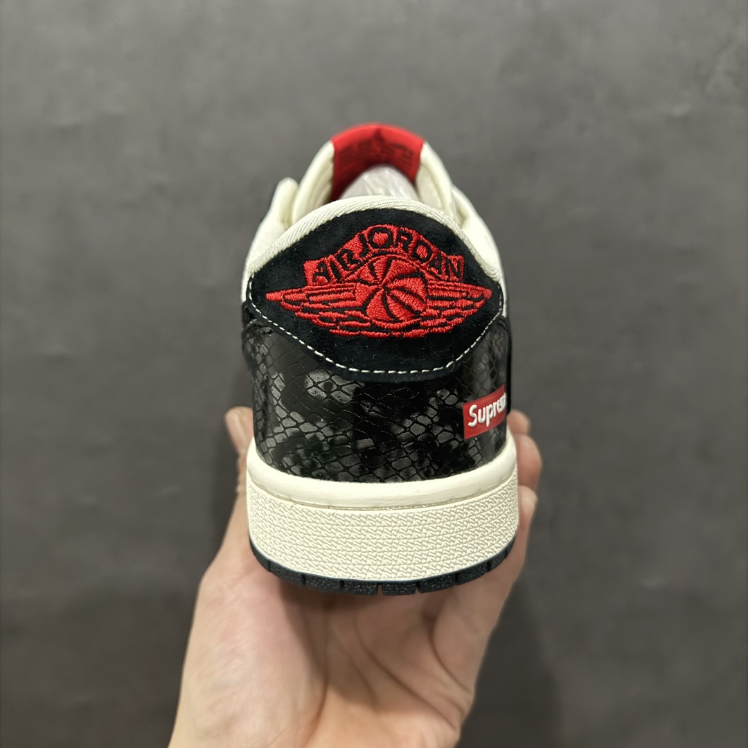 图片[4]-【定制版】Travis Scott x Fragment Design x Air Jordan 1 Low OG SP AJ1 乔1 Sup联名 黑鳞双色 低帮文化休闲板鞋 DM9288-010rn#多方联名合作融合了Travis Scott 独特的音乐风格，藤原浩个性的设计风格以及Jordan品牌的经典元素 使其成为一双具有独特身份和价值的鞋子 清新而立体的外观加上联名标识更突出了其独特身份 这种配色方案显示出活力和时尚感 在视觉上引人注目  鞋身的质感和细腻的细节处理使其显得高端而格调十足  这款“倒钩”联名是设计与创意完美结合  融合多方的个性风格是一款备受瞩目的潮流鞋款r 尺码：36 36.5 37.5 38 38.5 39 40 40.5 41 42 42.5 43 44 44.5 45  编码：HXS340360-莆田鞋批发中心