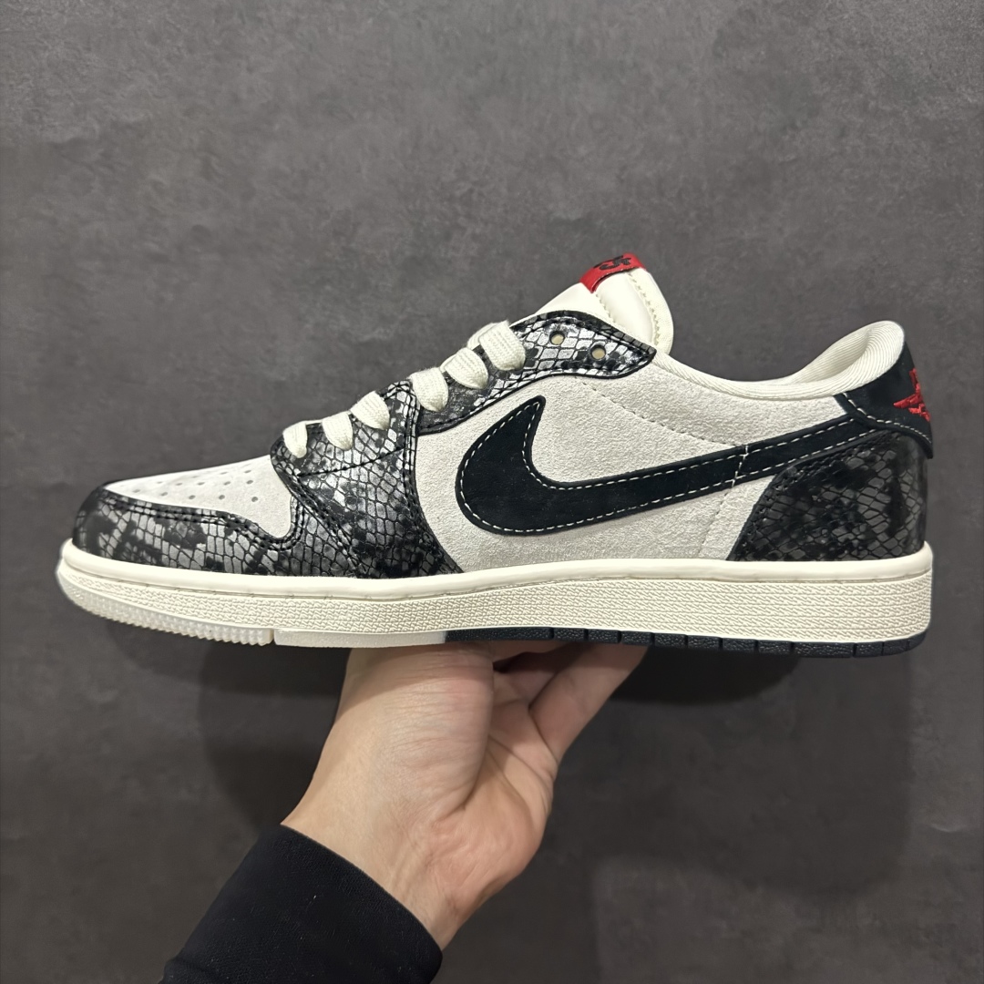 图片[2]-【定制版】Travis Scott x Fragment Design x Air Jordan 1 Low OG SP AJ1 乔1 Sup联名 黑鳞双色 低帮文化休闲板鞋 DM9288-010rn#多方联名合作融合了Travis Scott 独特的音乐风格，藤原浩个性的设计风格以及Jordan品牌的经典元素 使其成为一双具有独特身份和价值的鞋子 清新而立体的外观加上联名标识更突出了其独特身份 这种配色方案显示出活力和时尚感 在视觉上引人注目  鞋身的质感和细腻的细节处理使其显得高端而格调十足  这款“倒钩”联名是设计与创意完美结合  融合多方的个性风格是一款备受瞩目的潮流鞋款r 尺码：36 36.5 37.5 38 38.5 39 40 40.5 41 42 42.5 43 44 44.5 45  编码：HXS340360-莆田鞋批发中心