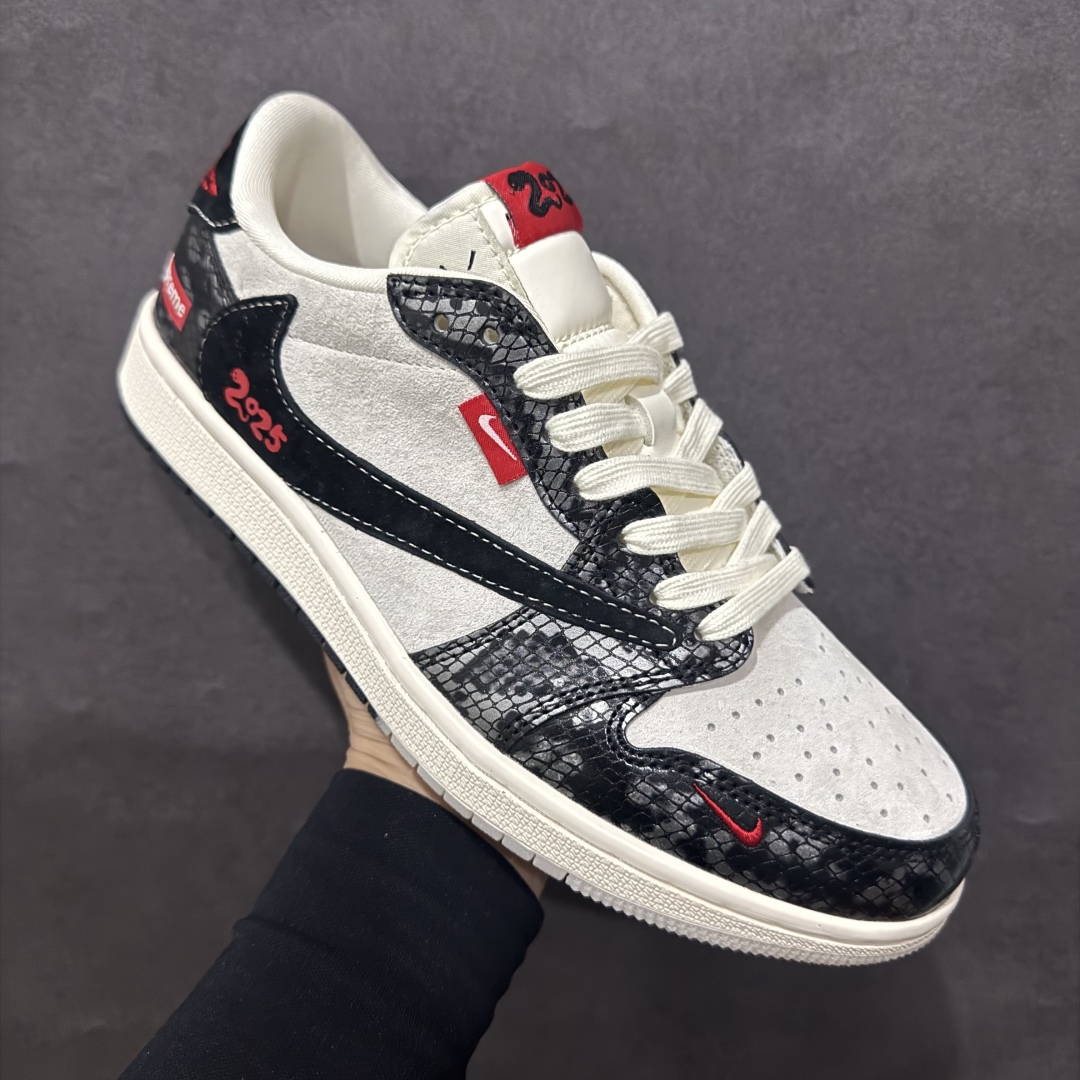 图片[3]-【定制版】Travis Scott x Fragment Design x Air Jordan 1 Low OG SP AJ1 乔1 Sup联名 黑鳞双色 低帮文化休闲板鞋 DM9288-010rn#多方联名合作融合了Travis Scott 独特的音乐风格，藤原浩个性的设计风格以及Jordan品牌的经典元素 使其成为一双具有独特身份和价值的鞋子 清新而立体的外观加上联名标识更突出了其独特身份 这种配色方案显示出活力和时尚感 在视觉上引人注目  鞋身的质感和细腻的细节处理使其显得高端而格调十足  这款“倒钩”联名是设计与创意完美结合  融合多方的个性风格是一款备受瞩目的潮流鞋款r 尺码：36 36.5 37.5 38 38.5 39 40 40.5 41 42 42.5 43 44 44.5 45  编码：HXS340360-莆田鞋批发中心