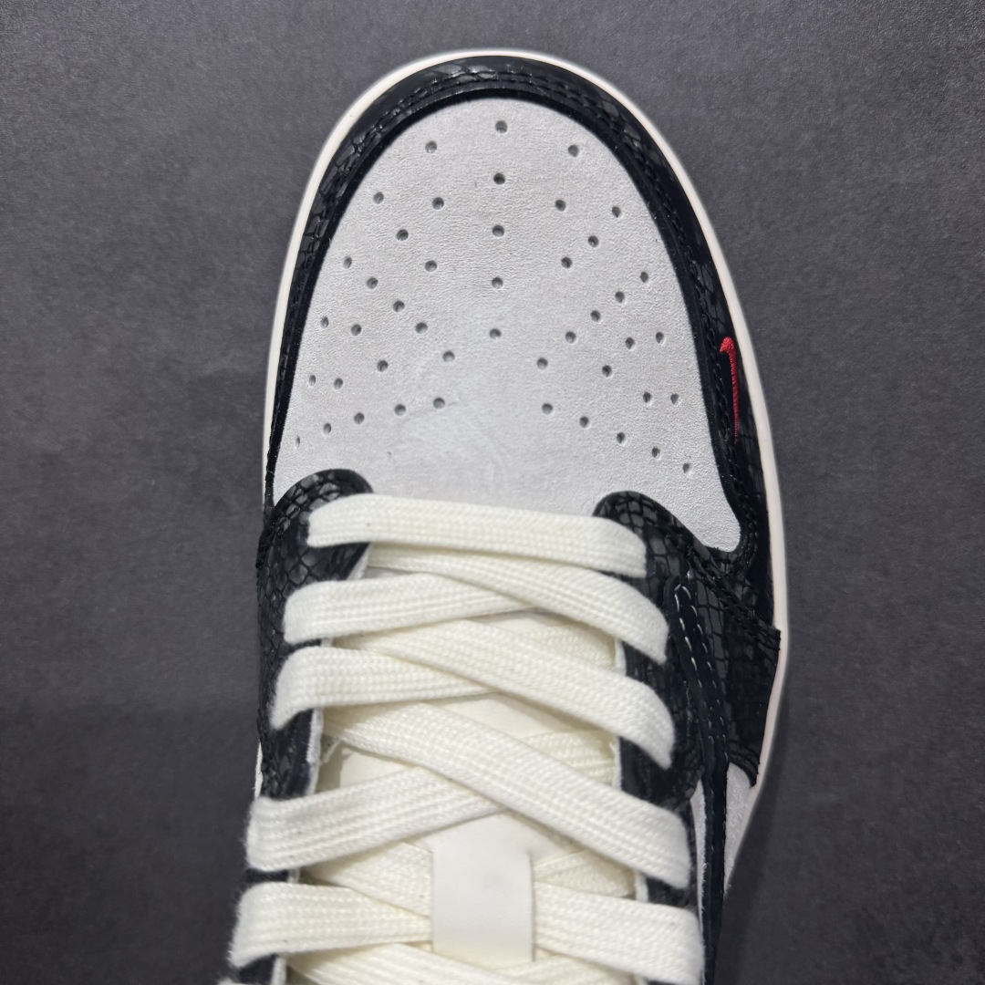 图片[8]-【定制版】Travis Scott x Fragment Design x Air Jordan 1 Low OG SP AJ1 乔1 Sup联名 黑鳞双色 低帮文化休闲板鞋 DM9288-010rn#多方联名合作融合了Travis Scott 独特的音乐风格，藤原浩个性的设计风格以及Jordan品牌的经典元素 使其成为一双具有独特身份和价值的鞋子 清新而立体的外观加上联名标识更突出了其独特身份 这种配色方案显示出活力和时尚感 在视觉上引人注目  鞋身的质感和细腻的细节处理使其显得高端而格调十足  这款“倒钩”联名是设计与创意完美结合  融合多方的个性风格是一款备受瞩目的潮流鞋款r 尺码：36 36.5 37.5 38 38.5 39 40 40.5 41 42 42.5 43 44 44.5 45  编码：HXS340360-莆田鞋批发中心