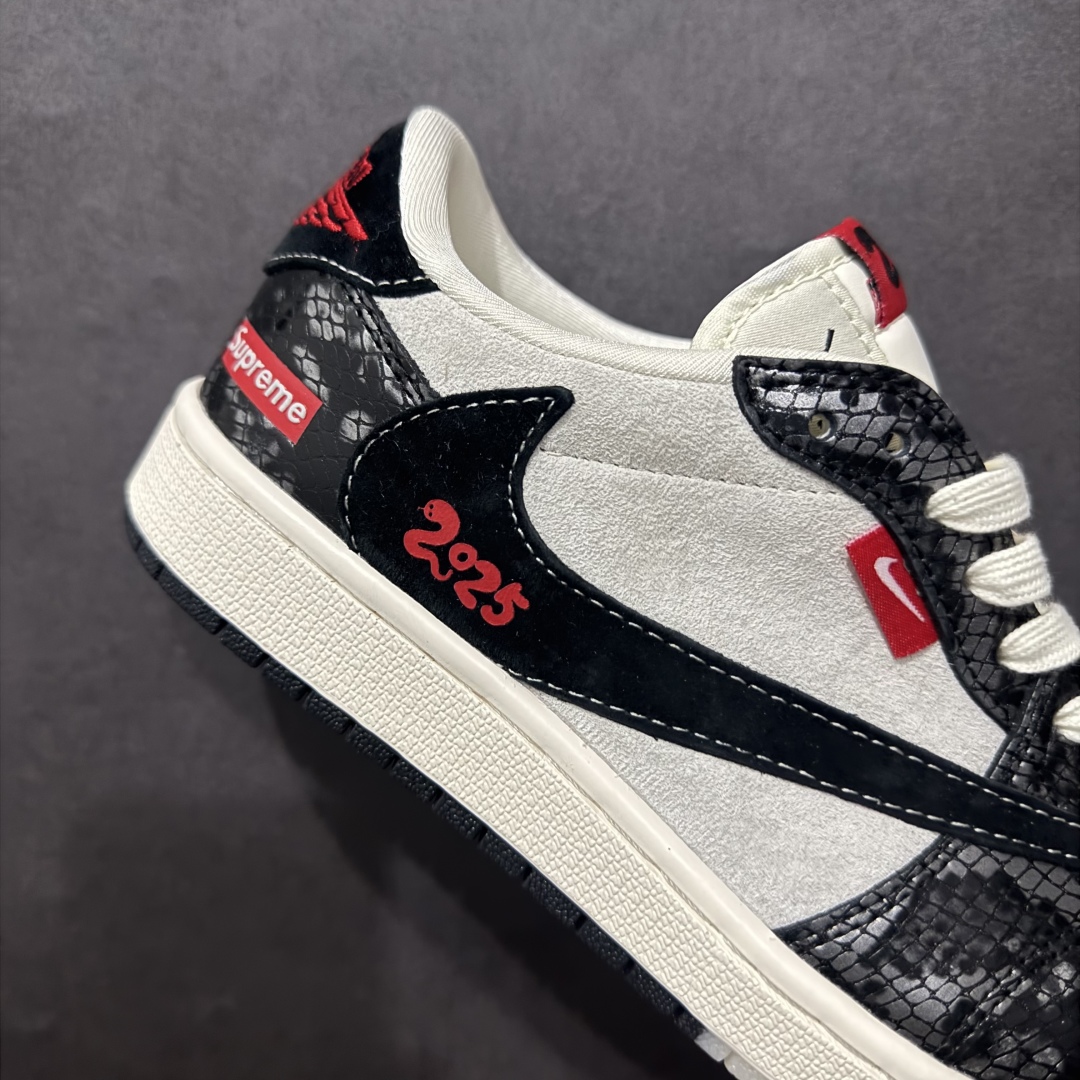 图片[6]-【定制版】Travis Scott x Fragment Design x Air Jordan 1 Low OG SP AJ1 乔1 Sup联名 黑鳞双色 低帮文化休闲板鞋 DM9288-010rn#多方联名合作融合了Travis Scott 独特的音乐风格，藤原浩个性的设计风格以及Jordan品牌的经典元素 使其成为一双具有独特身份和价值的鞋子 清新而立体的外观加上联名标识更突出了其独特身份 这种配色方案显示出活力和时尚感 在视觉上引人注目  鞋身的质感和细腻的细节处理使其显得高端而格调十足  这款“倒钩”联名是设计与创意完美结合  融合多方的个性风格是一款备受瞩目的潮流鞋款r 尺码：36 36.5 37.5 38 38.5 39 40 40.5 41 42 42.5 43 44 44.5 45  编码：HXS340360-莆田鞋批发中心