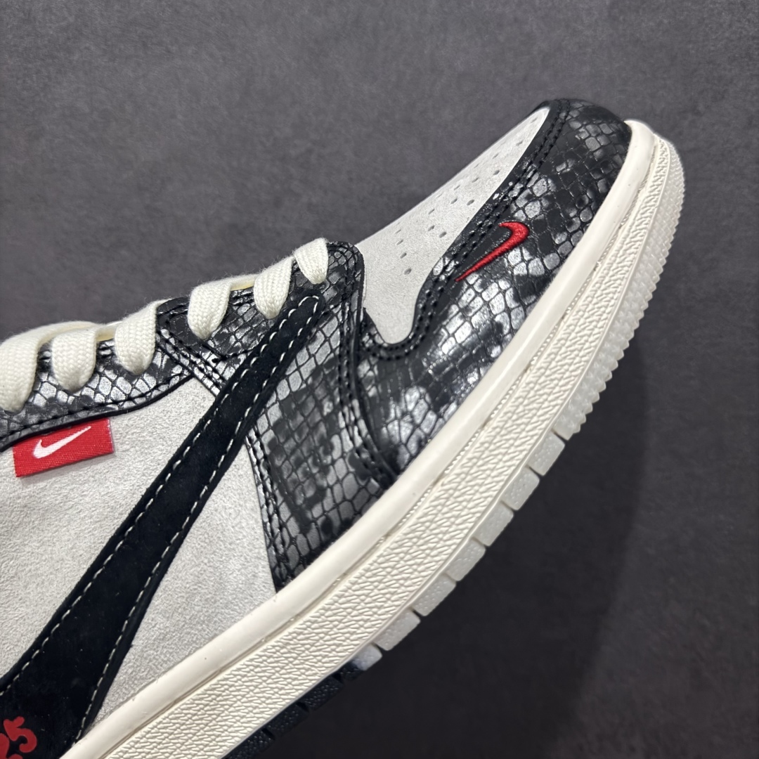 图片[5]-【定制版】Travis Scott x Fragment Design x Air Jordan 1 Low OG SP AJ1 乔1 Sup联名 黑鳞双色 低帮文化休闲板鞋 DM9288-010rn#多方联名合作融合了Travis Scott 独特的音乐风格，藤原浩个性的设计风格以及Jordan品牌的经典元素 使其成为一双具有独特身份和价值的鞋子 清新而立体的外观加上联名标识更突出了其独特身份 这种配色方案显示出活力和时尚感 在视觉上引人注目  鞋身的质感和细腻的细节处理使其显得高端而格调十足  这款“倒钩”联名是设计与创意完美结合  融合多方的个性风格是一款备受瞩目的潮流鞋款r 尺码：36 36.5 37.5 38 38.5 39 40 40.5 41 42 42.5 43 44 44.5 45  编码：HXS340360-莆田鞋批发中心