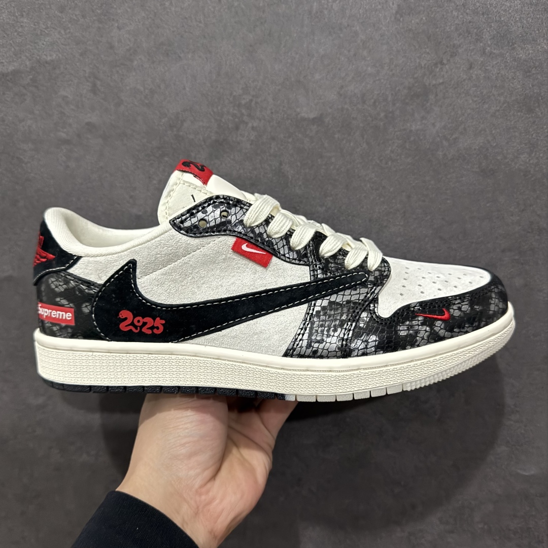 【定制版】Travis Scott x Fragment Design x Air Jordan 1 Low OG SP AJ1 乔1 Sup联名 黑鳞双色 低帮文化休闲板鞋 DM9288-010rn#多方联名合作融合了Travis Scott 独特的音乐风格，藤原浩个性的设计风格以及Jordan品牌的经典元素 使其成为一双具有独特身份和价值的鞋子 清新而立体的外观加上联名标识更突出了其独特身份 这种配色方案显示出活力和时尚感 在视觉上引人注目  鞋身的质感和细腻的细节处理使其显得高端而格调十足  这款“倒钩”联名是设计与创意完美结合  融合多方的个性风格是一款备受瞩目的潮流鞋款r 尺码：36 36.5 37.5 38 38.5 39 40 40.5 41 42 42.5 43 44 44.5 45  编码：HXS340360-莆田鞋批发中心