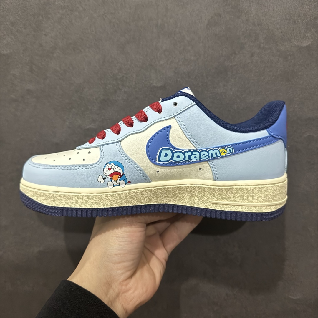 图片[2]-【公司级】漫画系列 #哆啦a梦  ✨nike air force 1 low \”竹蜻蜓”“bamboo dragonfly”n在哆啦a梦的故事中，竹蜻蜓是一种极为方便的交通工具。它让主人公大雄等角色能够轻松地在天空中飞行，无论是去上学、探索远方，还是躲避危险。它为角色们提供了一种超越地面限制的出行方式，让他们可以俯瞰城市的风景，穿梭在高楼大厦之间，或者快速地到达一些平时难以到达的地方。n 货号：xl2420-333nnsize： 36 36.5 37 38 38.5 39 40 40.5 41 42 42.5 43 44 44.5 45 编码：HXS310320-莆田鞋批发中心