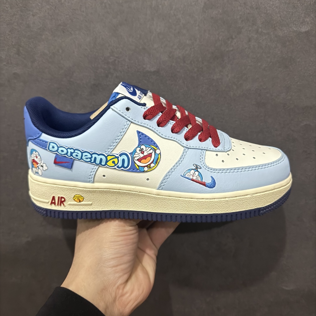 【公司级】漫画系列 #哆啦a梦  ✨nike air force 1 low \”竹蜻蜓”“bamboo dragonfly”n在哆啦a梦的故事中，竹蜻蜓是一种极为方便的交通工具。它让主人公大雄等角色能够轻松地在天空中飞行，无论是去上学、探索远方，还是躲避危险。它为角色们提供了一种超越地面限制的出行方式，让他们可以俯瞰城市的风景，穿梭在高楼大厦之间，或者快速地到达一些平时难以到达的地方。n 货号：xl2420-333nnsize： 36 36.5 37 38 38.5 39 40 40.5 41 42 42.5 43 44 44.5 45 编码：HXS310320-莆田鞋批发中心