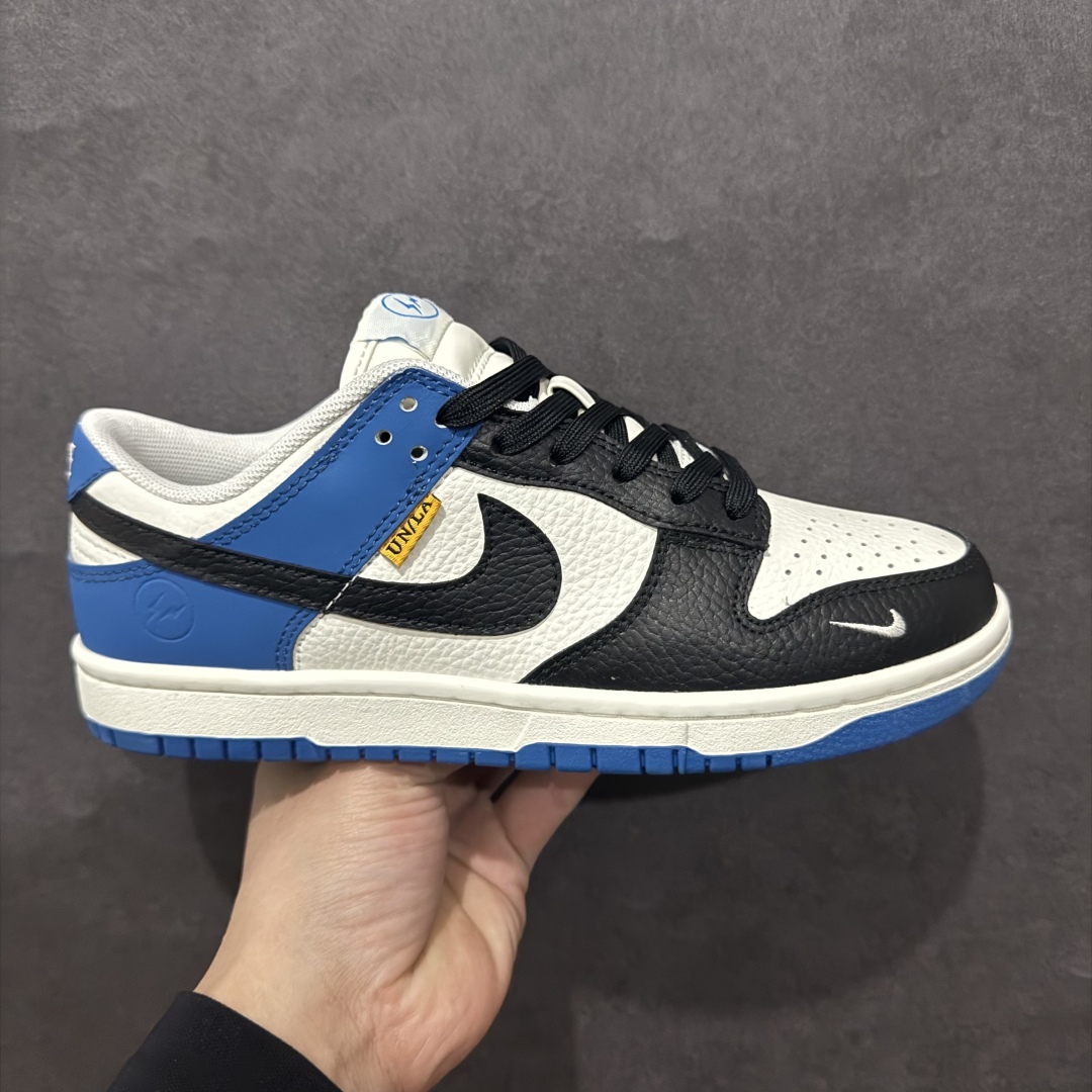 【定制版】Nike SB Dunk Low x Fragment Design 白黑蓝小钩n纯原大厂出品 极力推荐n原装头层材料 独家版型蒸餾加工n帶來的是更好的视觉和脚感体验n大厂纯原品质出货 清洁度 电绣工艺皮料切割干净无任何毛边 细节完美 官方货号：CY5979 110 尺码：36 36.5 37.5 38 38.5 39 40 40.5 41 42 42.5 43 44 44.5 45  编码：CC300320-莆田鞋批发中心