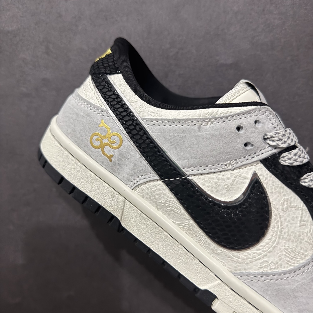 图片[6]-NIKE SB Dunk Low 蛇年限定 白灰黑小钩满天星n公司级出品 极力推荐👏n原装头层材料 独家版型蒸餾加工n帶來的是更好的视觉和脚感体验n大厂纯原品质出货 清洁度 电绣工艺皮料切割干净无任何毛边 细节完美官方货号：AG3702 855 尺码： 36 36.5 37.5 38 38.5 39 40 40.5 41 42 42.5 43 44 44.5 45 编码：1QF280300-莆田鞋批发中心