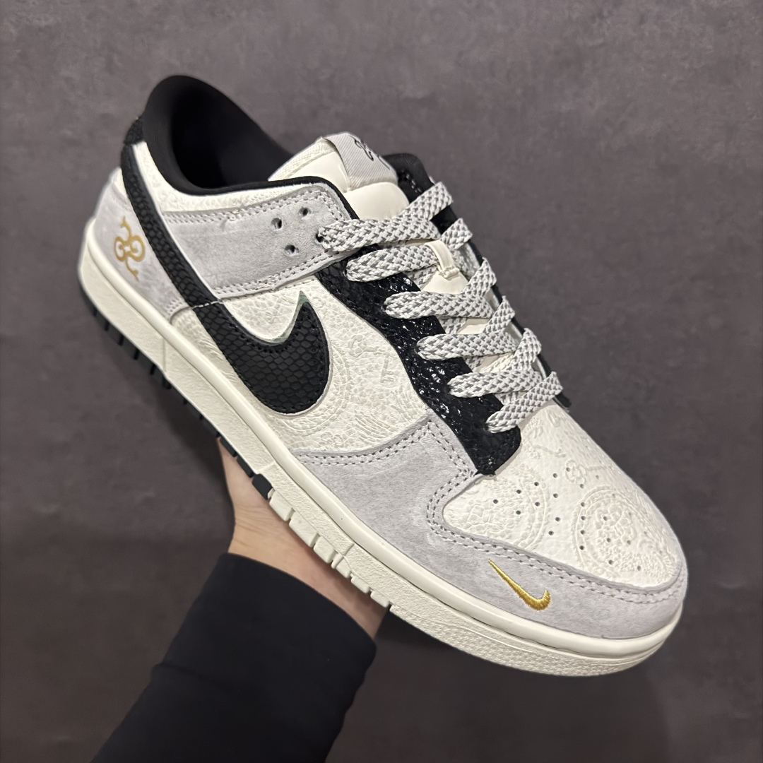 图片[3]-NIKE SB Dunk Low 蛇年限定 白灰黑小钩满天星n公司级出品 极力推荐👏n原装头层材料 独家版型蒸餾加工n帶來的是更好的视觉和脚感体验n大厂纯原品质出货 清洁度 电绣工艺皮料切割干净无任何毛边 细节完美官方货号：AG3702 855 尺码： 36 36.5 37.5 38 38.5 39 40 40.5 41 42 42.5 43 44 44.5 45 编码：1QF280300-莆田鞋批发中心