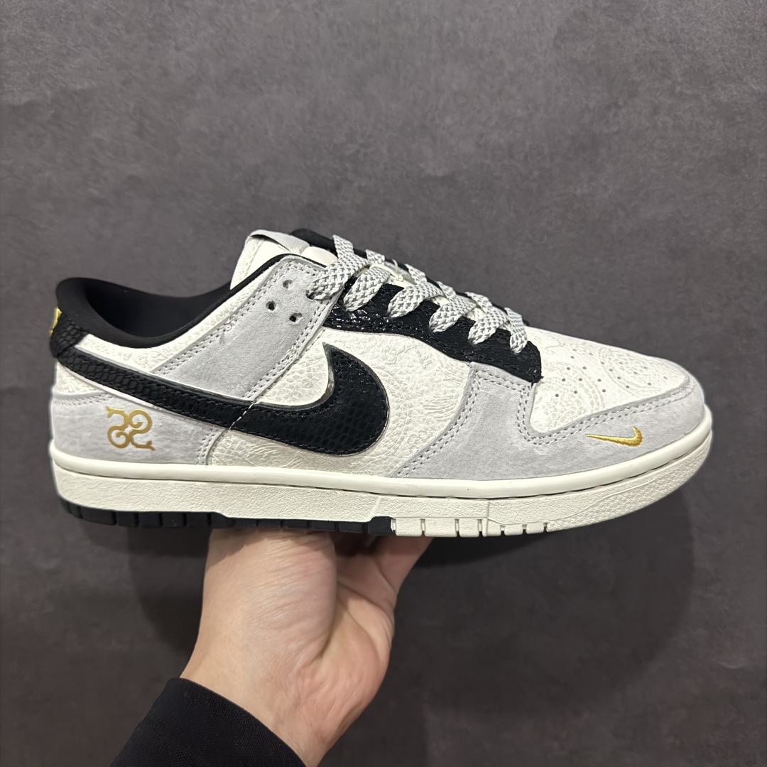 NIKE SB Dunk Low 蛇年限定 白灰黑小钩满天星n公司级出品 极力推荐👏n原装头层材料 独家版型蒸餾加工n帶來的是更好的视觉和脚感体验n大厂纯原品质出货 清洁度 电绣工艺皮料切割干净无任何毛边 细节完美官方货号：AG3702 855 尺码： 36 36.5 37.5 38 38.5 39 40 40.5 41 42 42.5 43 44 44.5 45 编码：1QF280300-莆田鞋批发中心